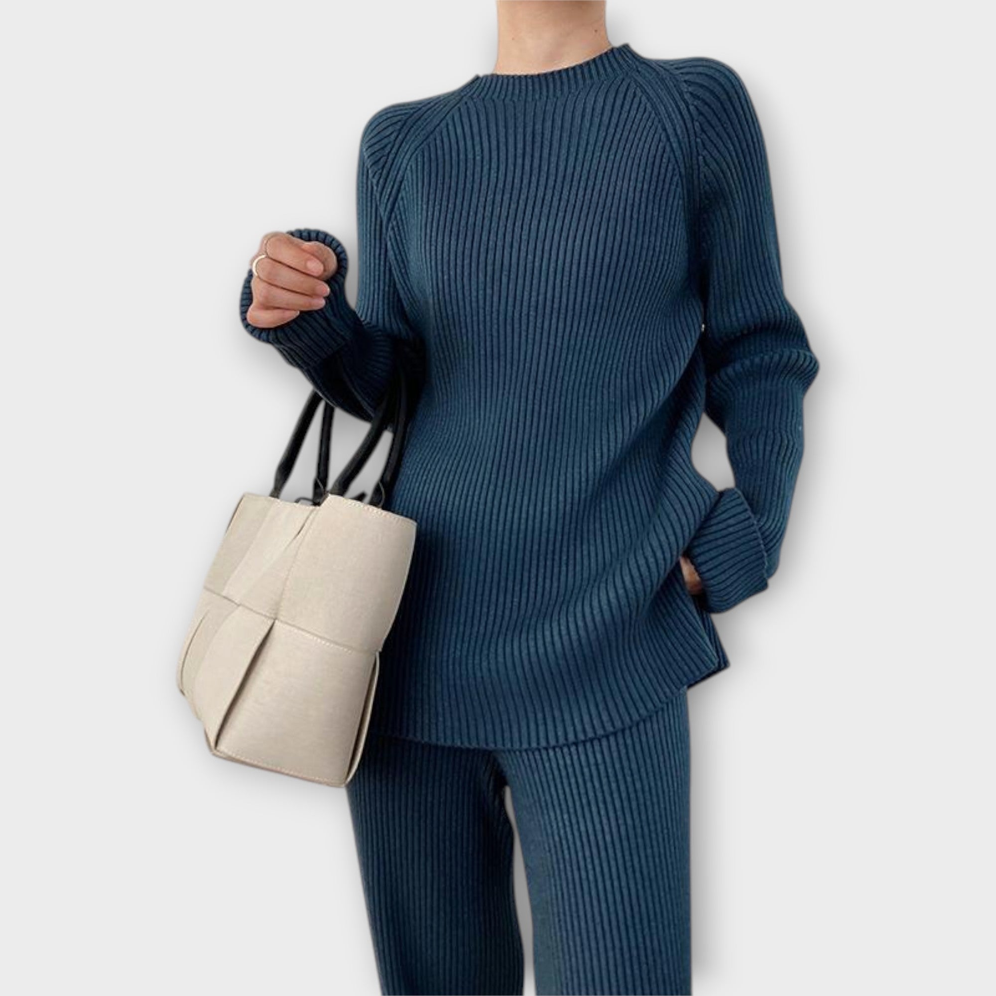 Conjunto de punto con diseño minimalista y corte holgado