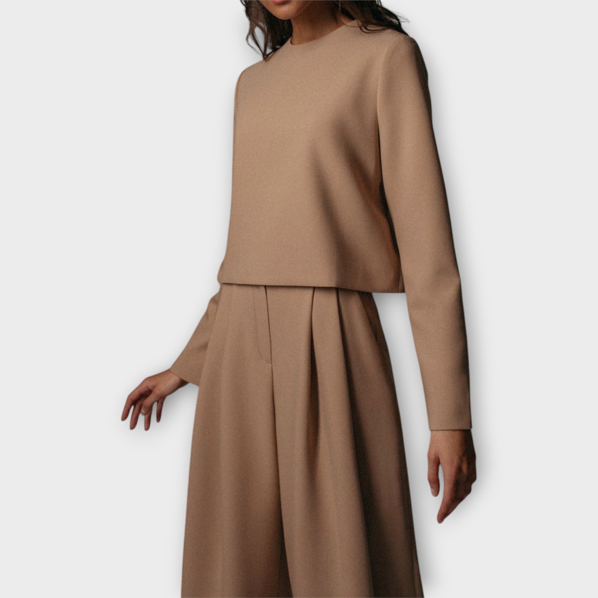 Conjunto de elegante simplicidad y estilo atemporal.