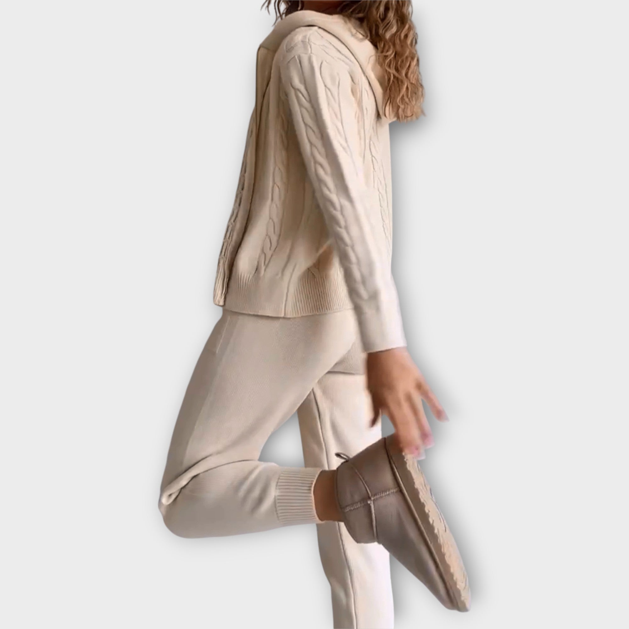 Conjunto de punto con capucha y chaqueta