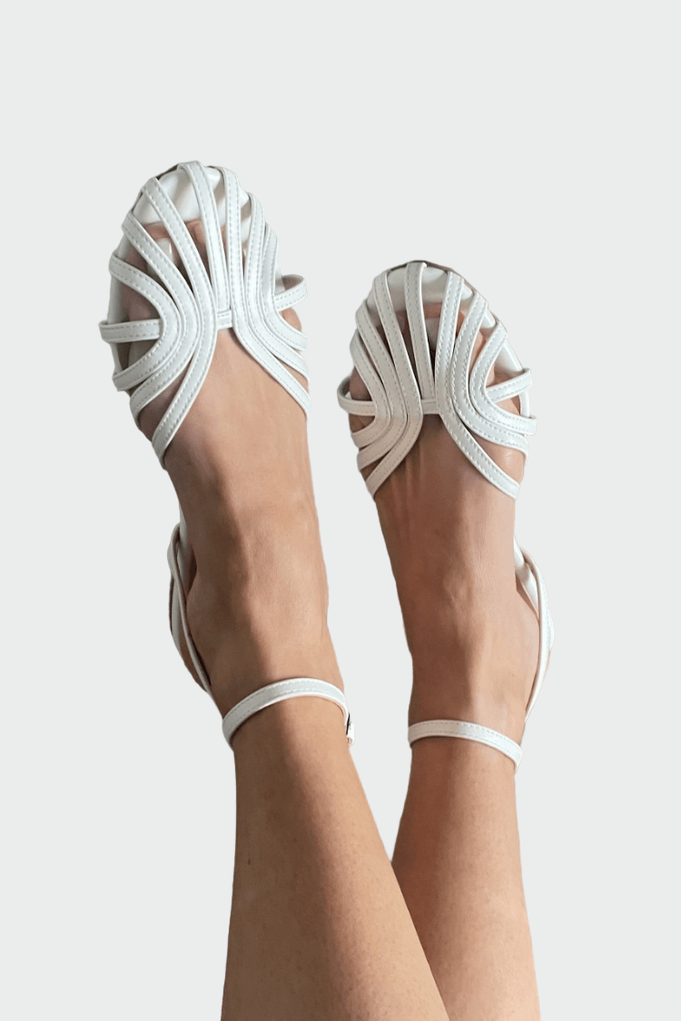 Sandalia plana con tiras trenzadas