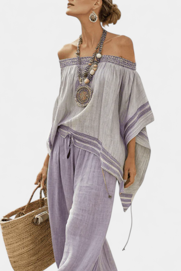 Chaise longue de bambú a rayas con hombros descubiertos y pantalones de pierna ancha para un estilo elegante y fresco.