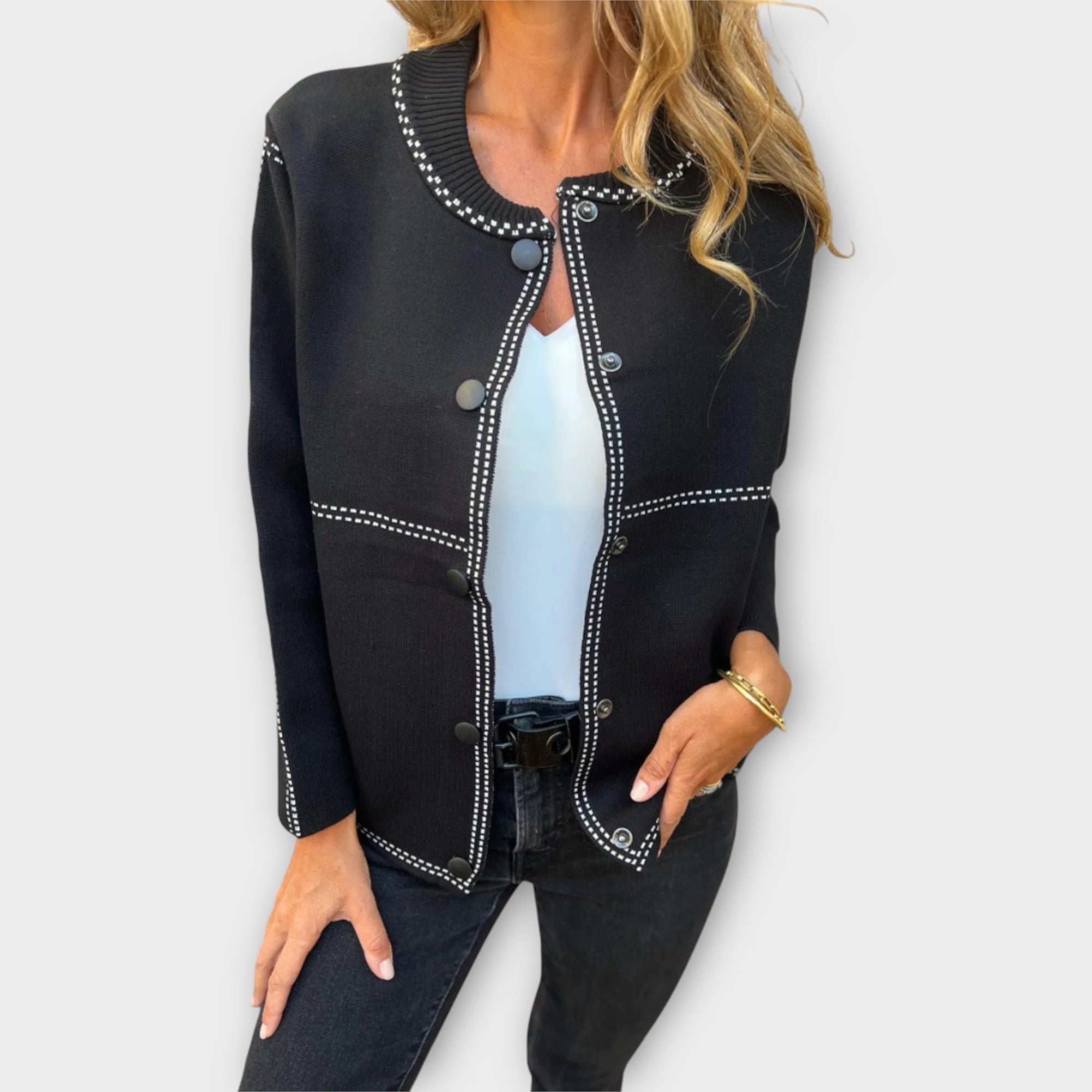 Chaqueta elegante con detalles discretos