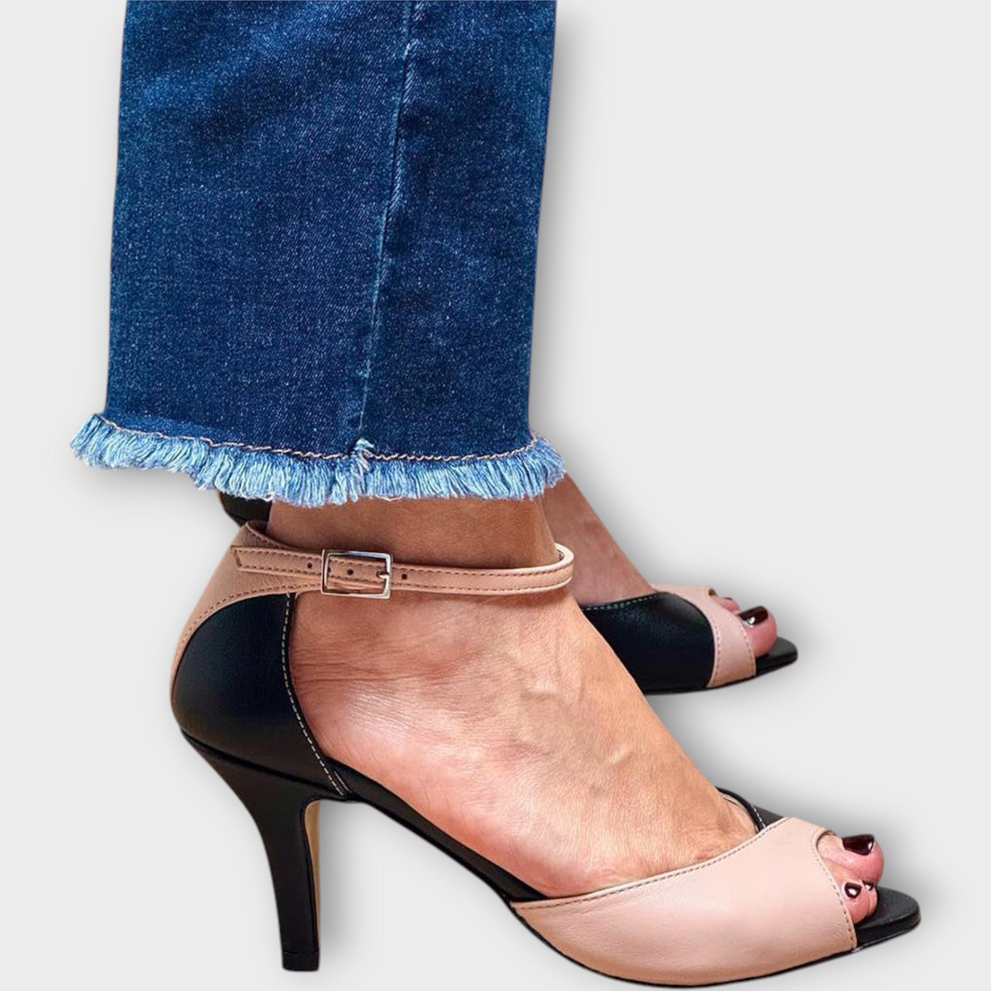 Botas con tacón medio y tira al tobillo