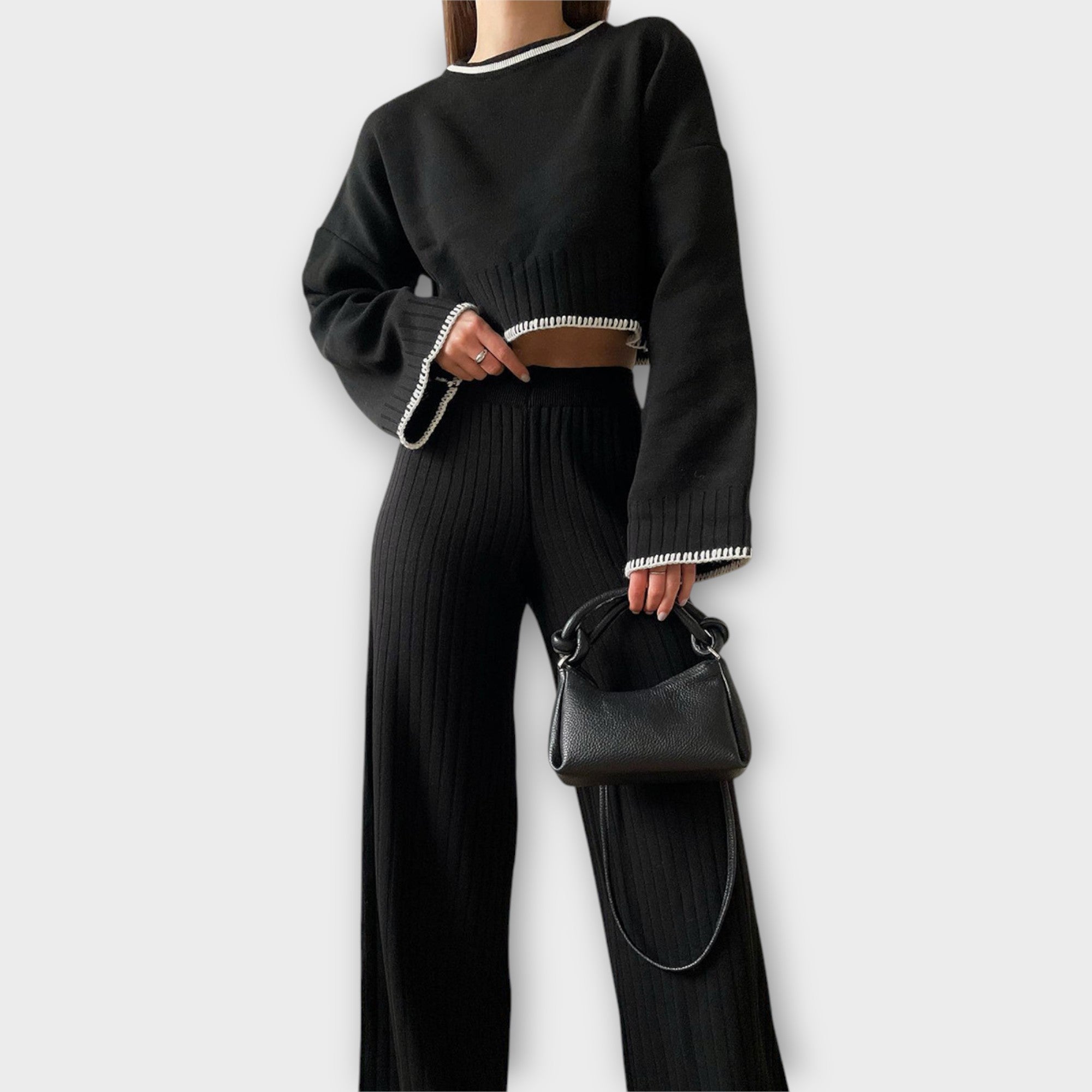 Conjunto de punto con blusa corta y detalles sofisticados