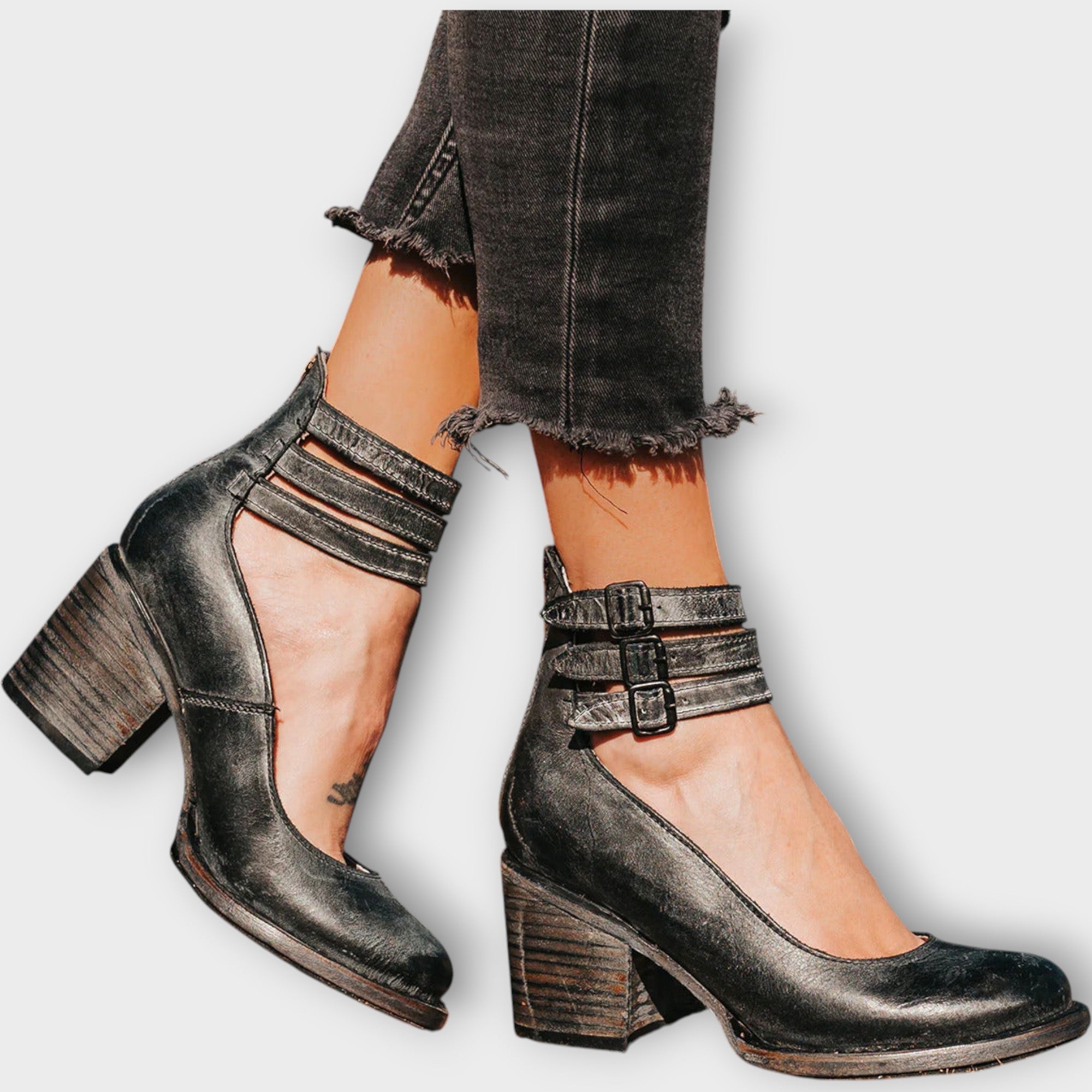 Zapatos con múltiples rayas y tacón grueso.