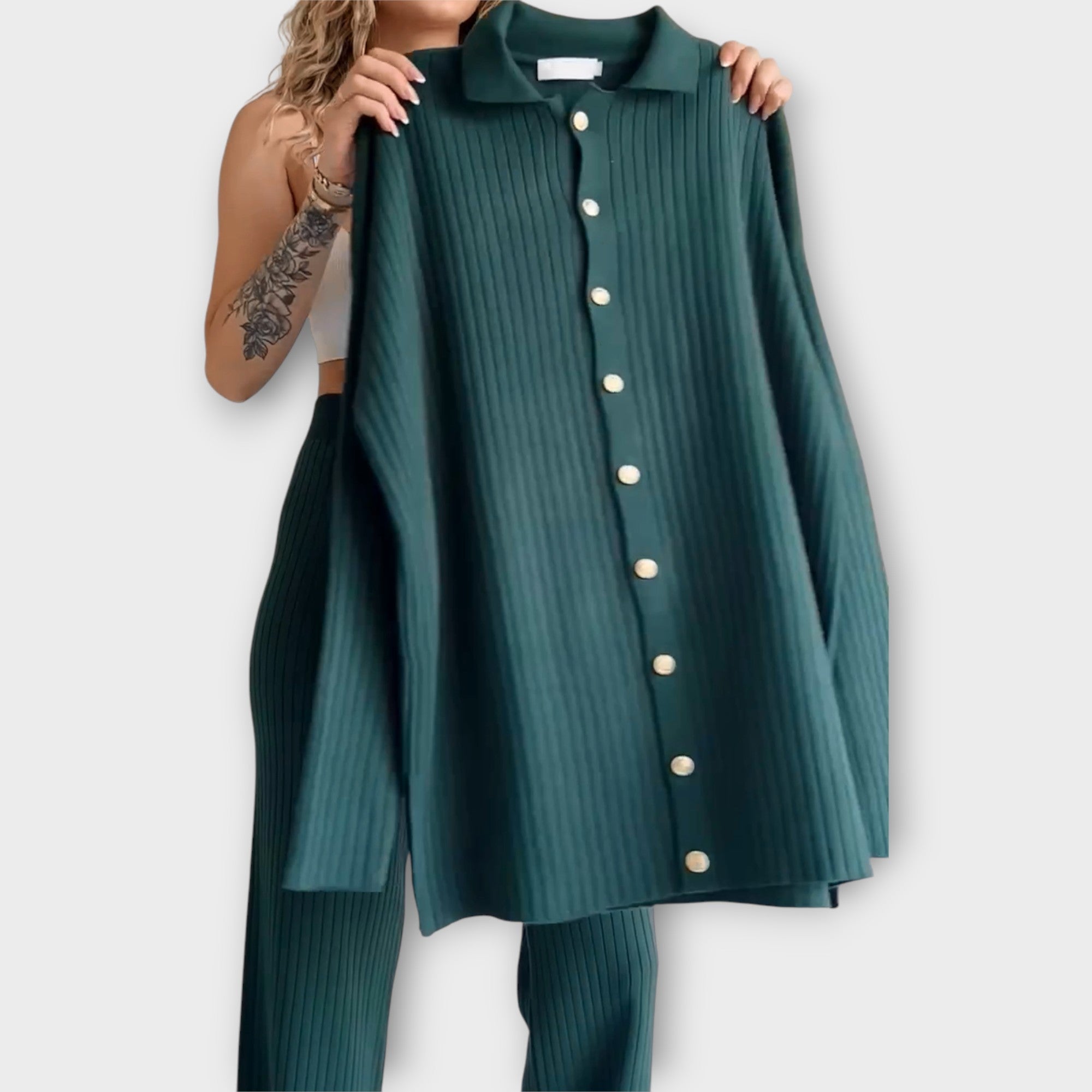 Conjunto con detalles en canalé y línea elegante