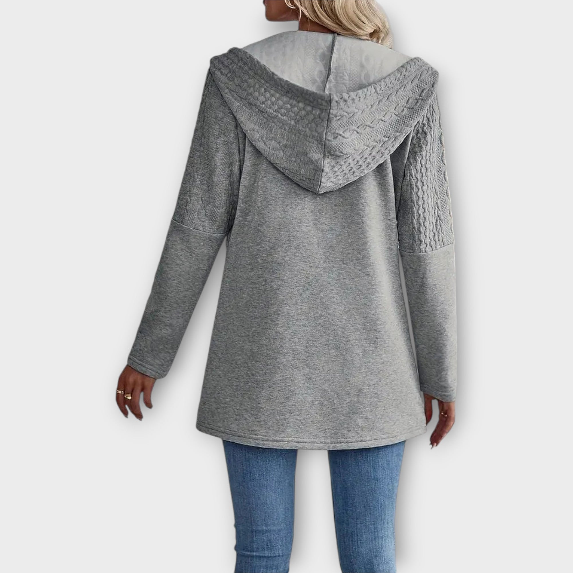 Cárdigan elegante con capucha y detalles modernos