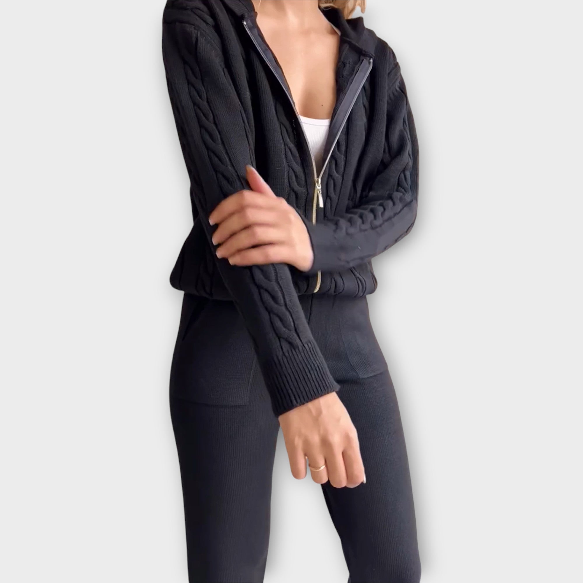 Conjunto de punto con capucha y chaqueta