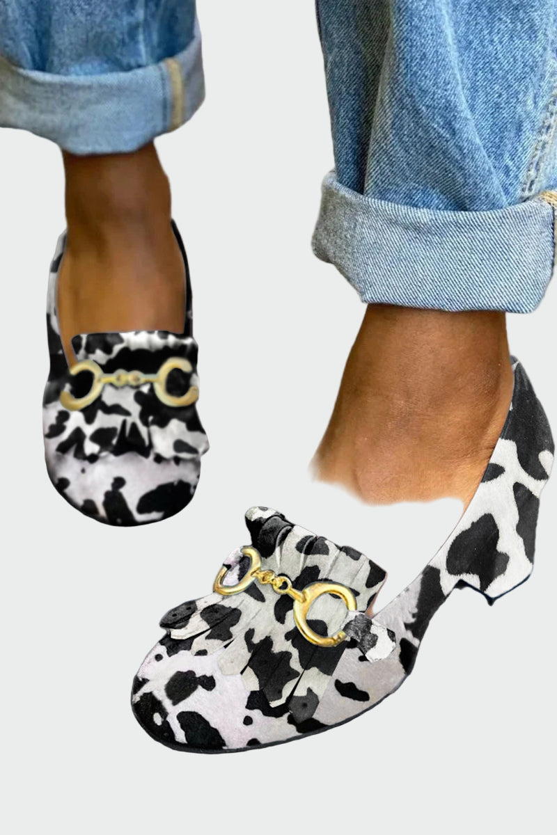 Tacón con detalle de flecos y hebilla dorada