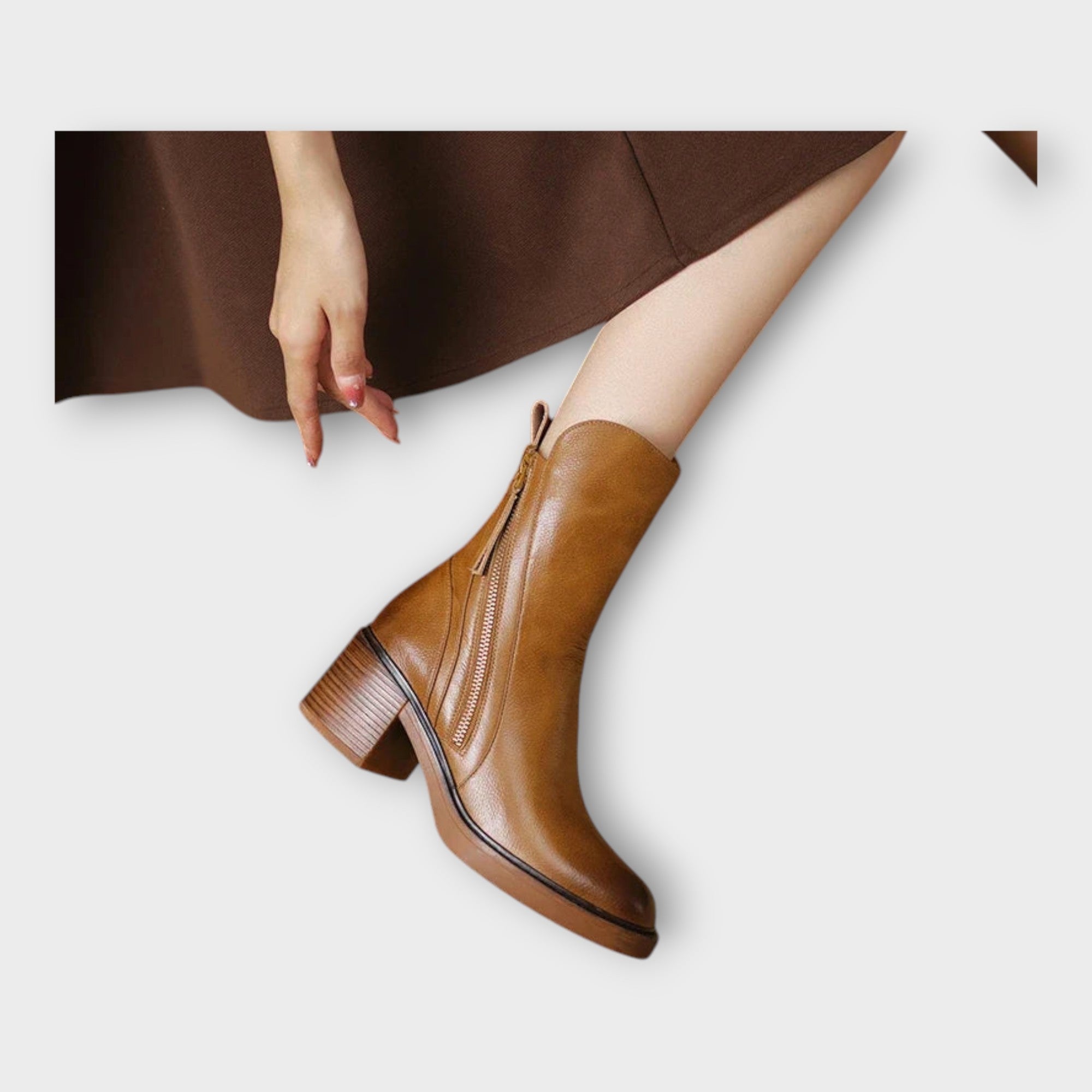 Botines de línea elegante y detalle de cremallera.