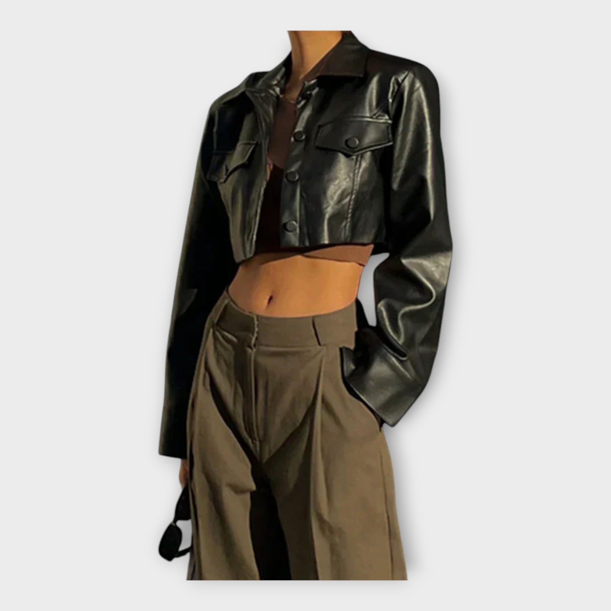 Chaqueta corta de cuero con bolsillos