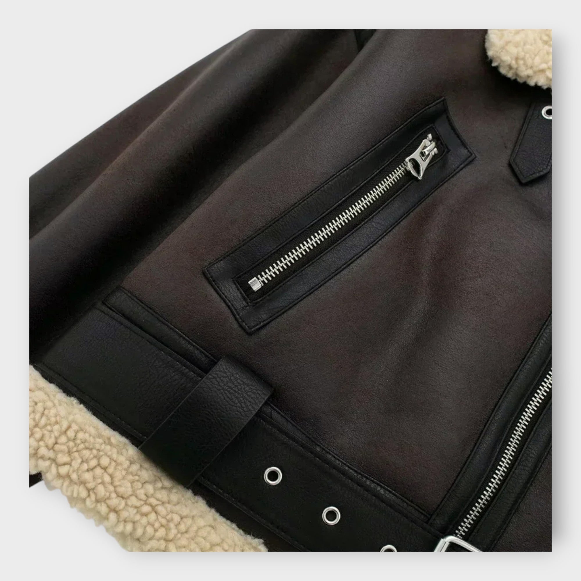 Chaqueta corta de cuero con pelo y cinturón