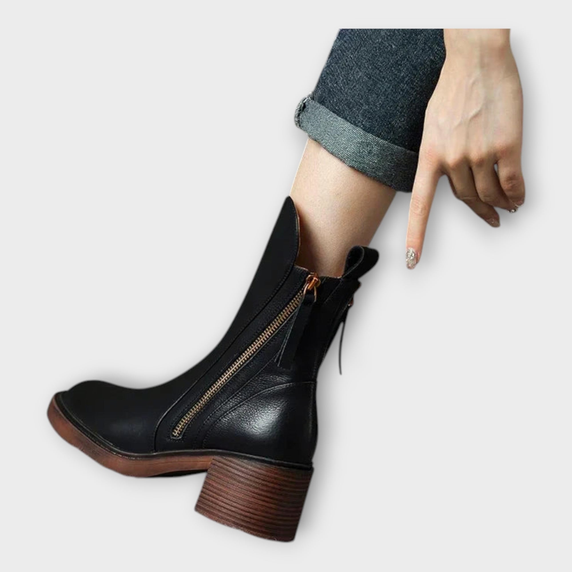 Botines de línea elegante y detalle de cremallera.