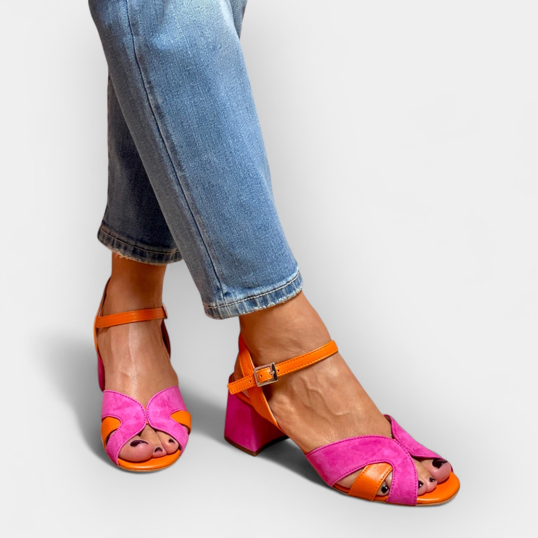 Sandalias con tacón estable y colores modernos