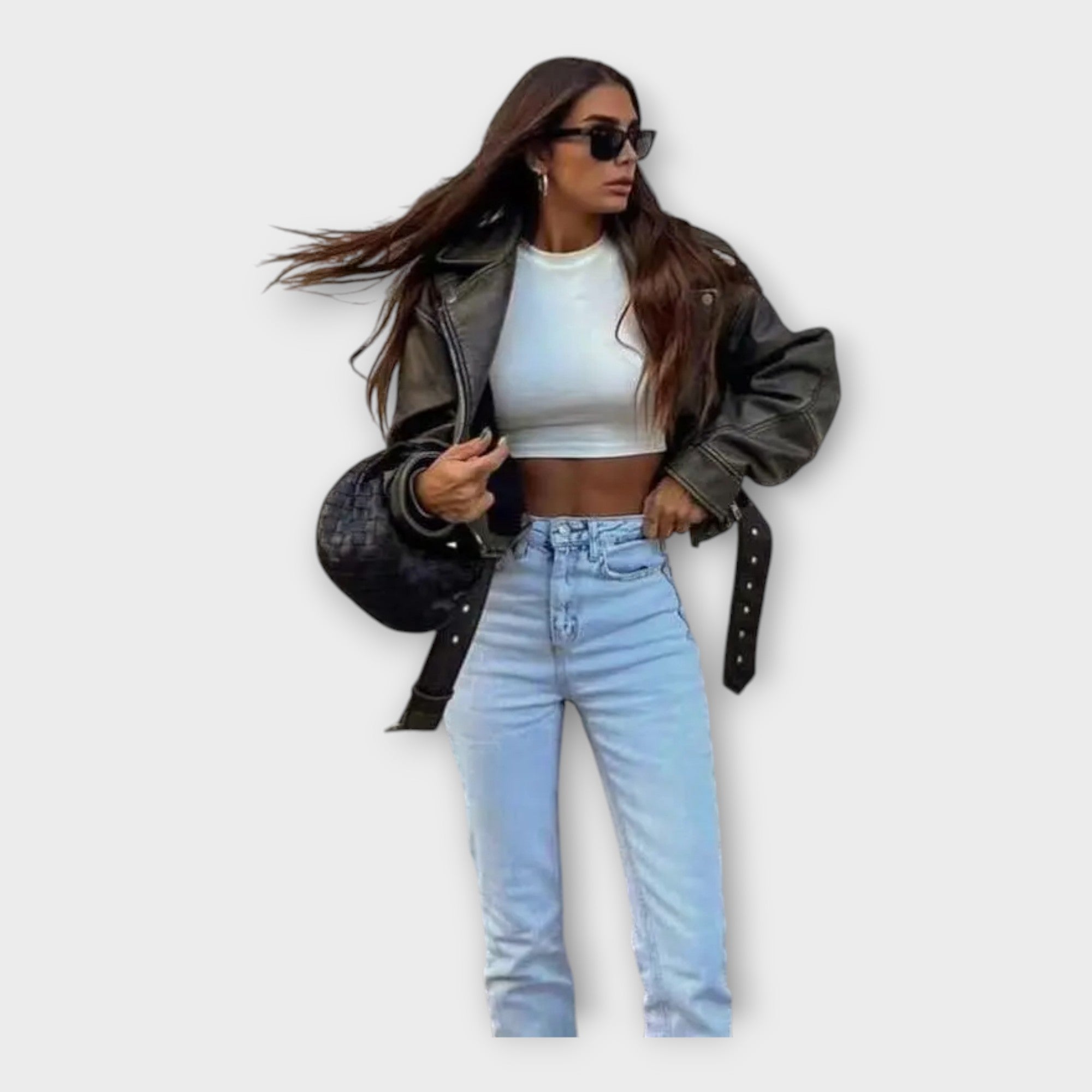 Moderna chaqueta corta de cuero con cinturón y estética sofisticada