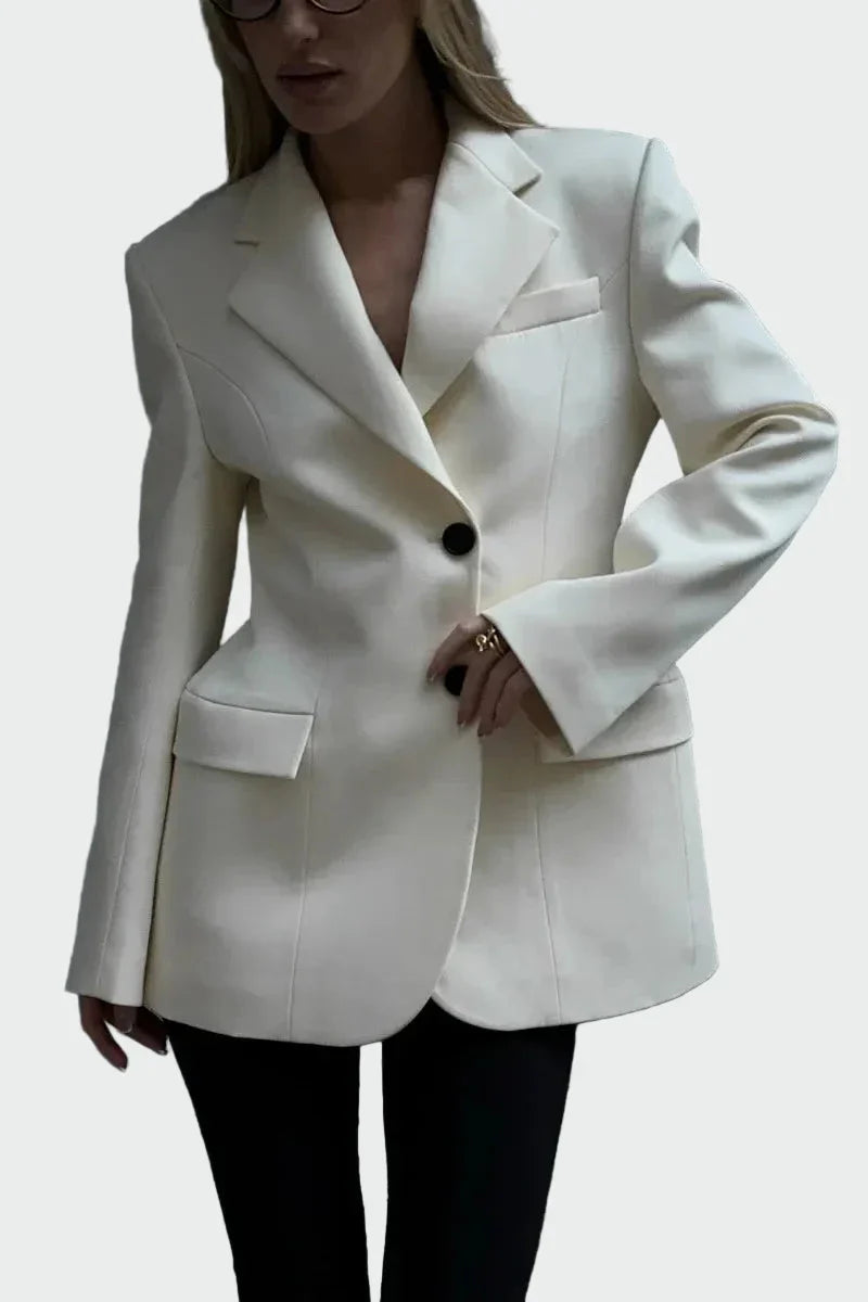 Chaqueta con líneas y botones impresionantes