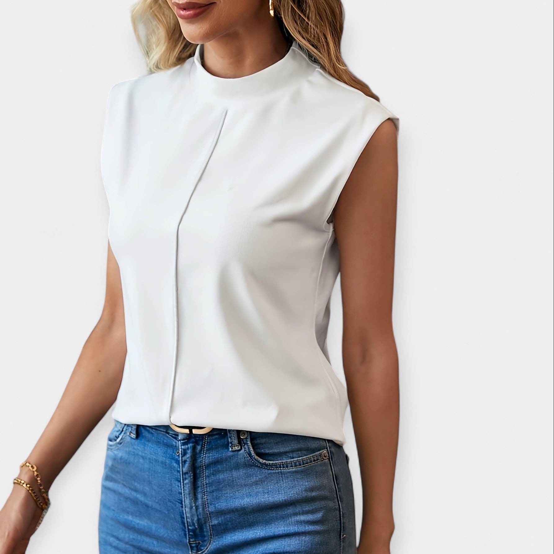 Blusa Minimalista con Cuello Alto