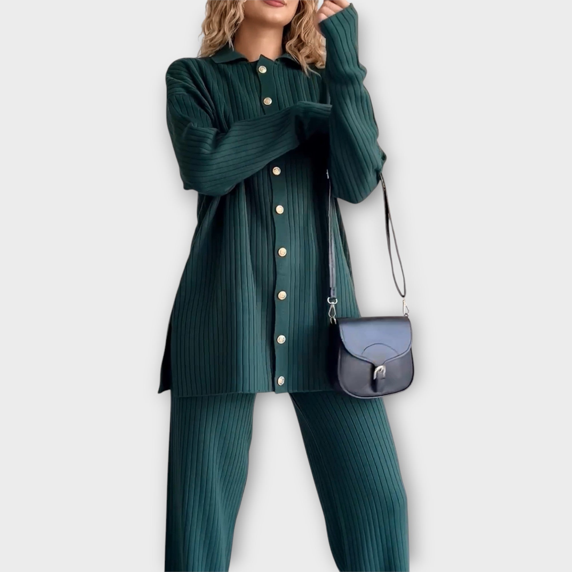 Conjunto con detalles en canalé y línea elegante