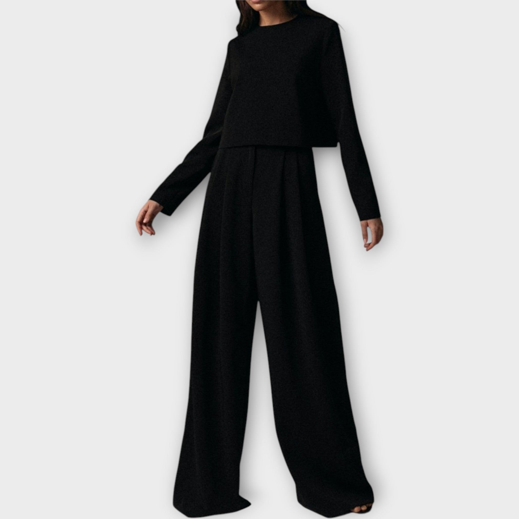 Conjunto de elegante simplicidad y estilo atemporal.