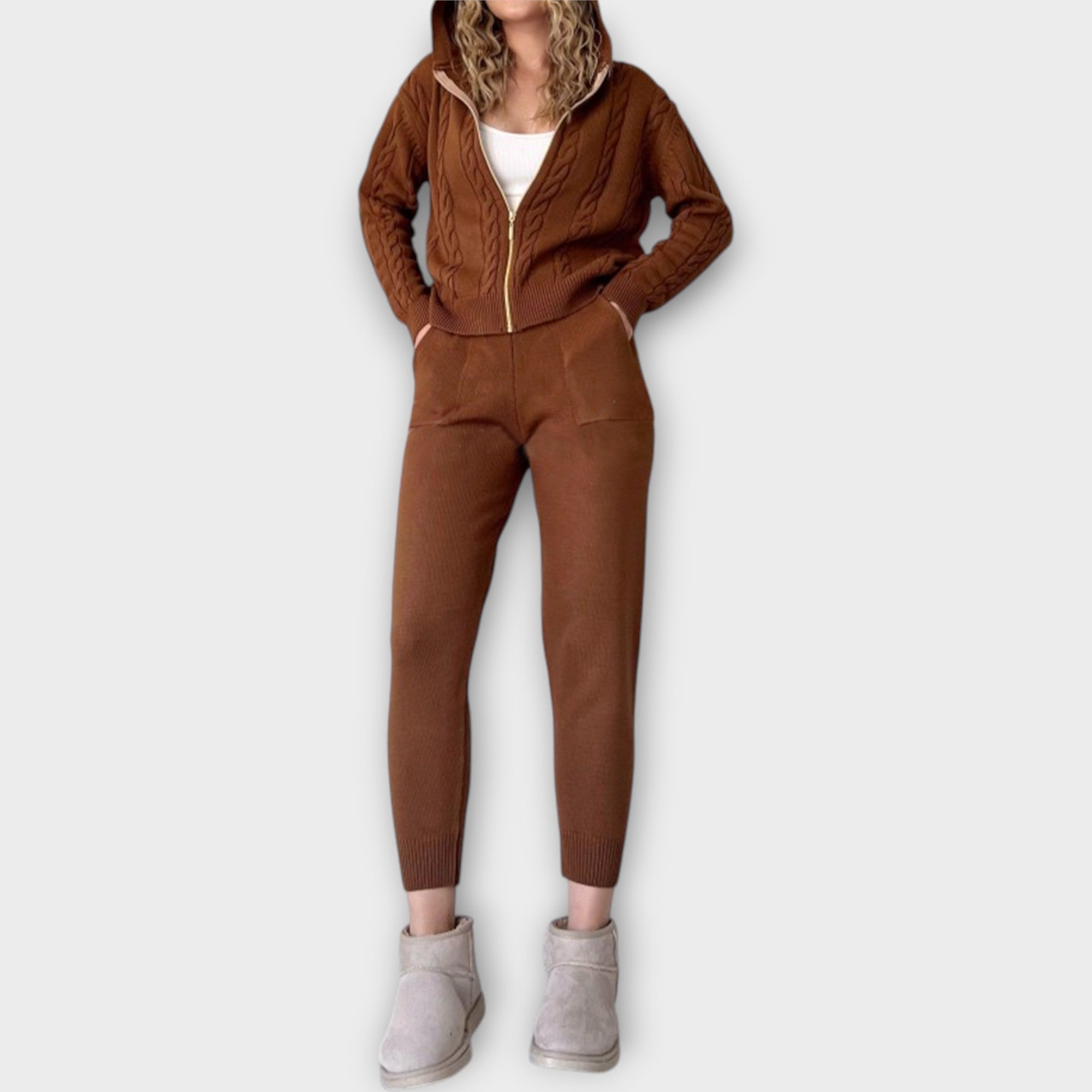 Conjunto de punto con capucha y chaqueta