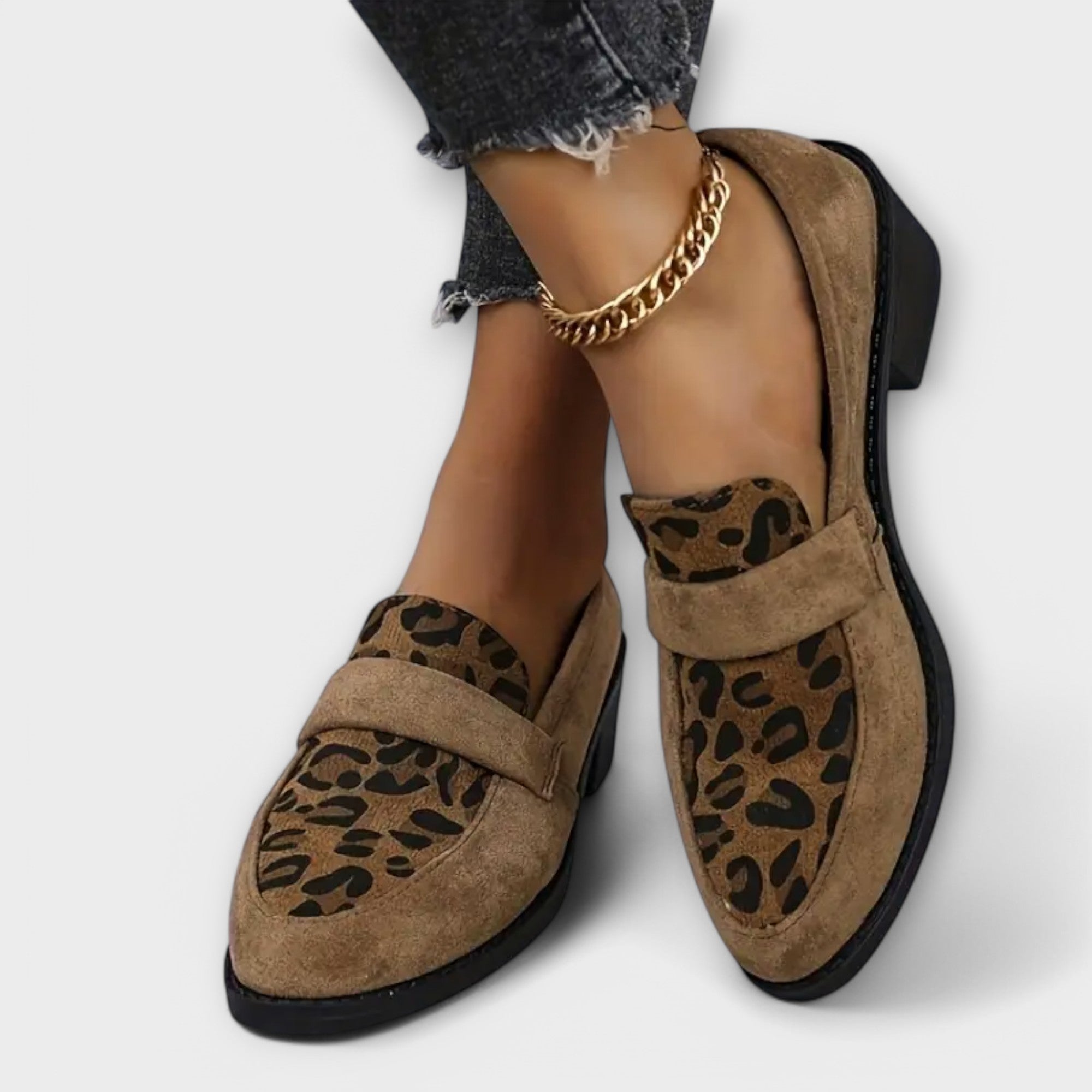 Zapatos de mujer elegantes con estampado de leopardo.