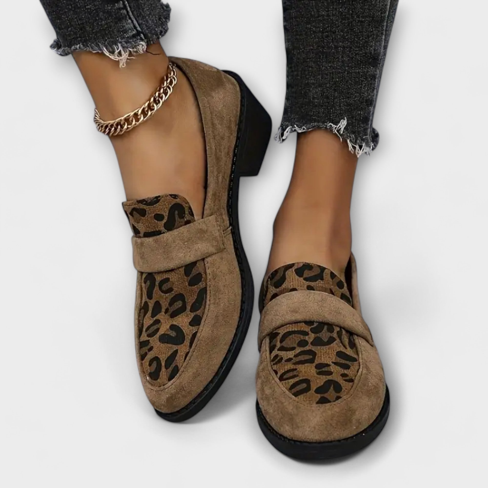 Zapatos de mujer elegantes con estampado de leopardo.
