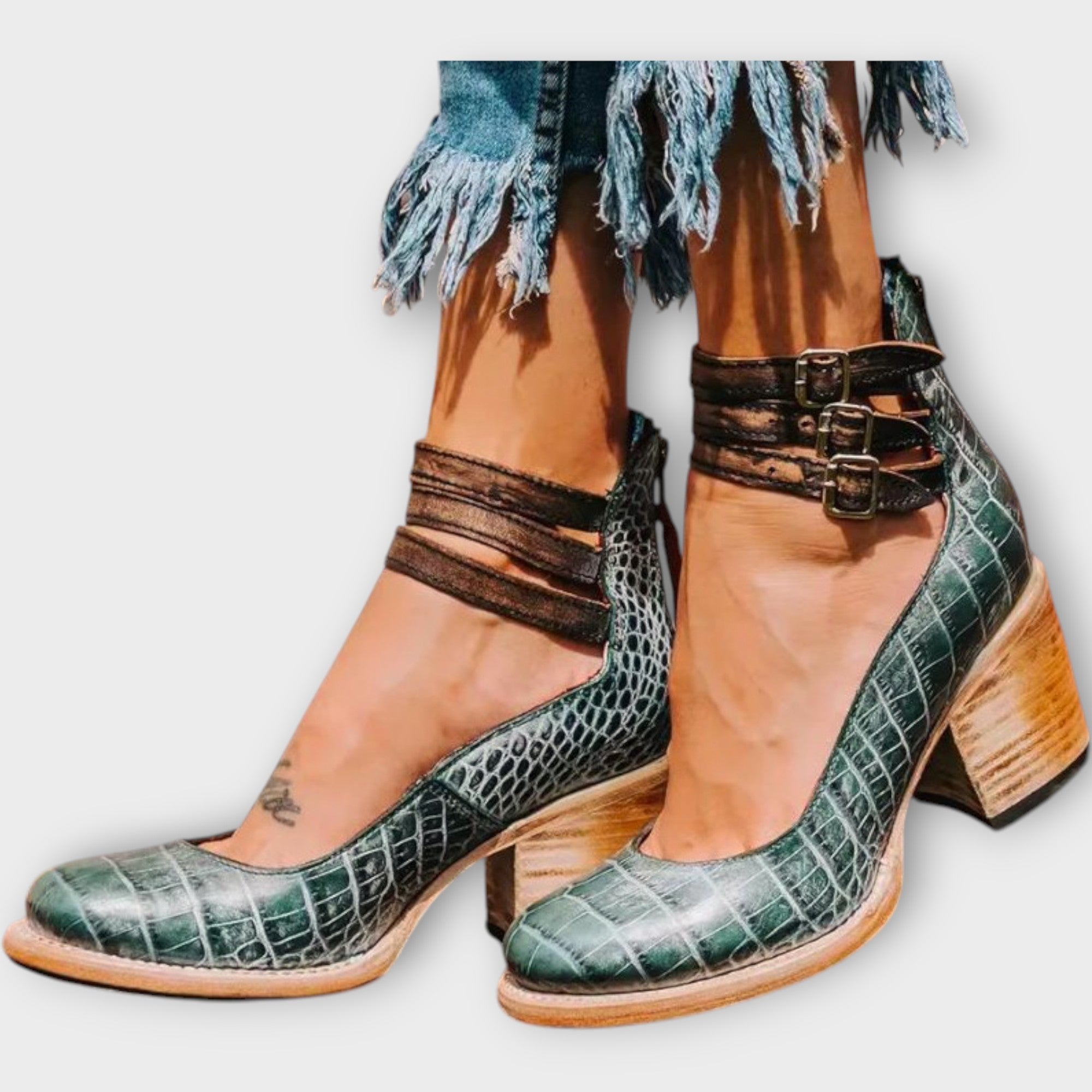 Zapatos con múltiples rayas y tacón grueso.