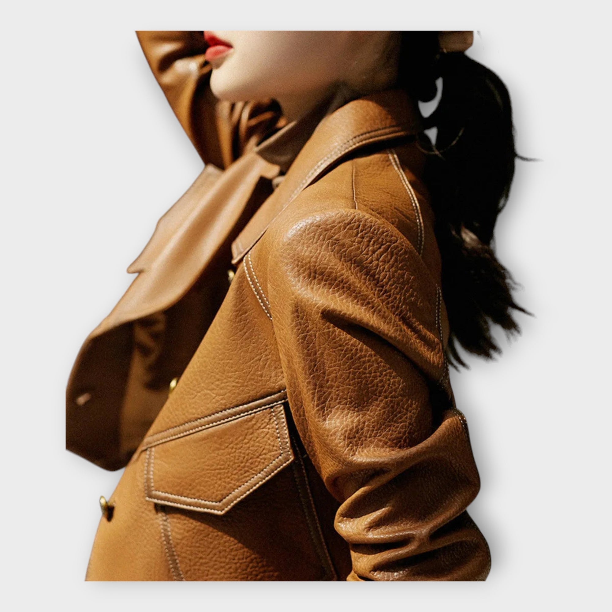 Elegante chaqueta de cuero con diseño moderno y estética refinada.