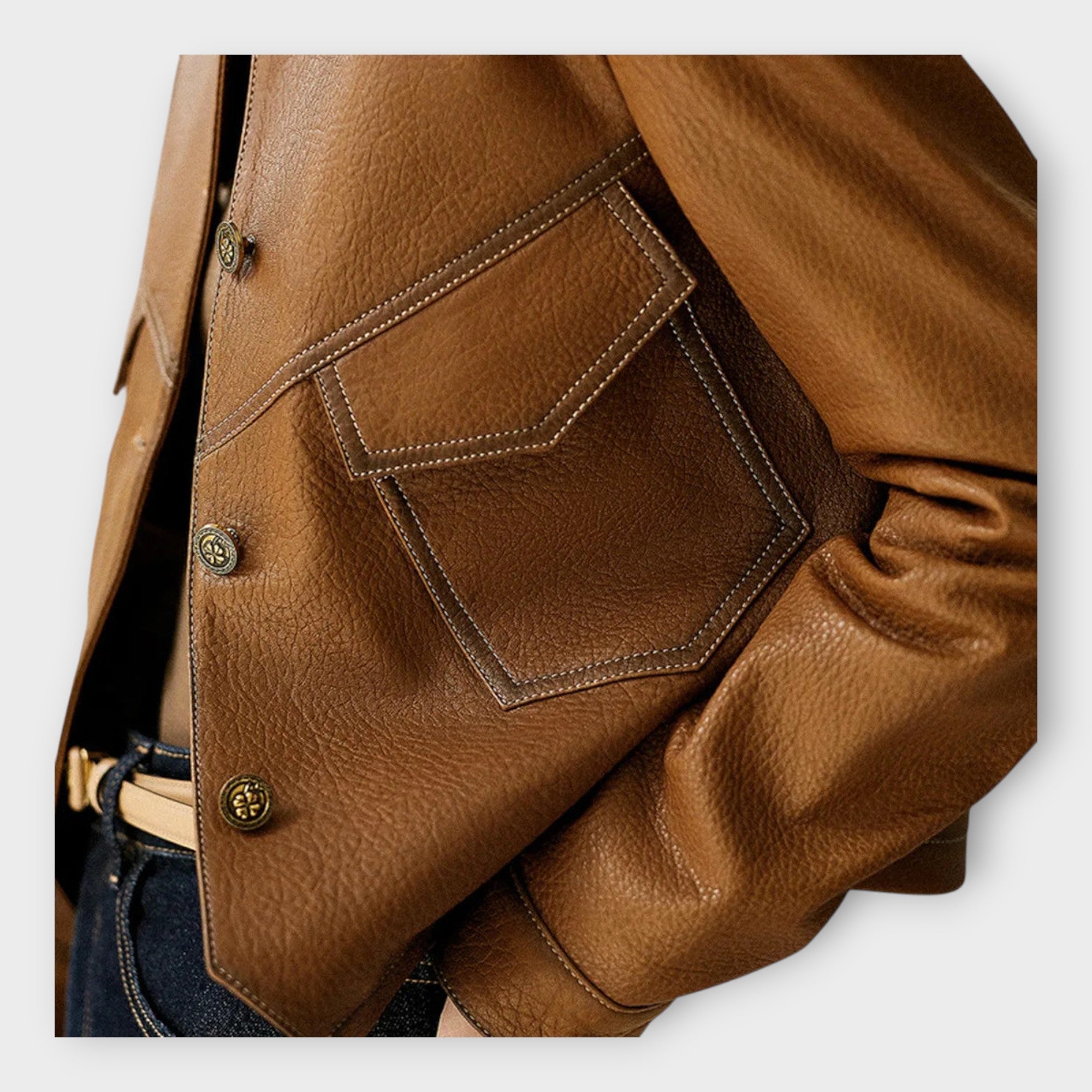 Elegante chaqueta de cuero con diseño moderno y estética refinada.
