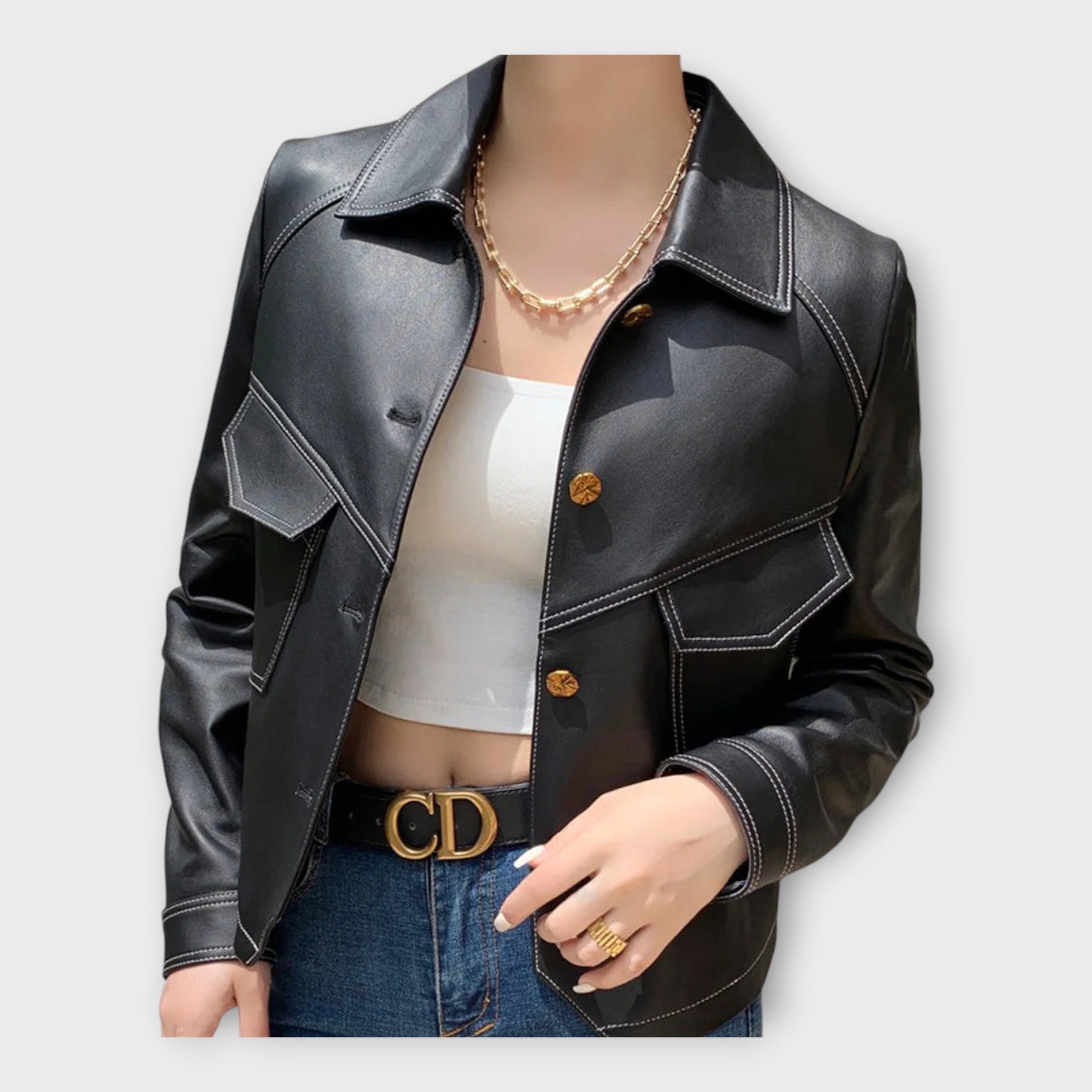 Elegante chaqueta de cuero con diseño moderno y estética refinada.
