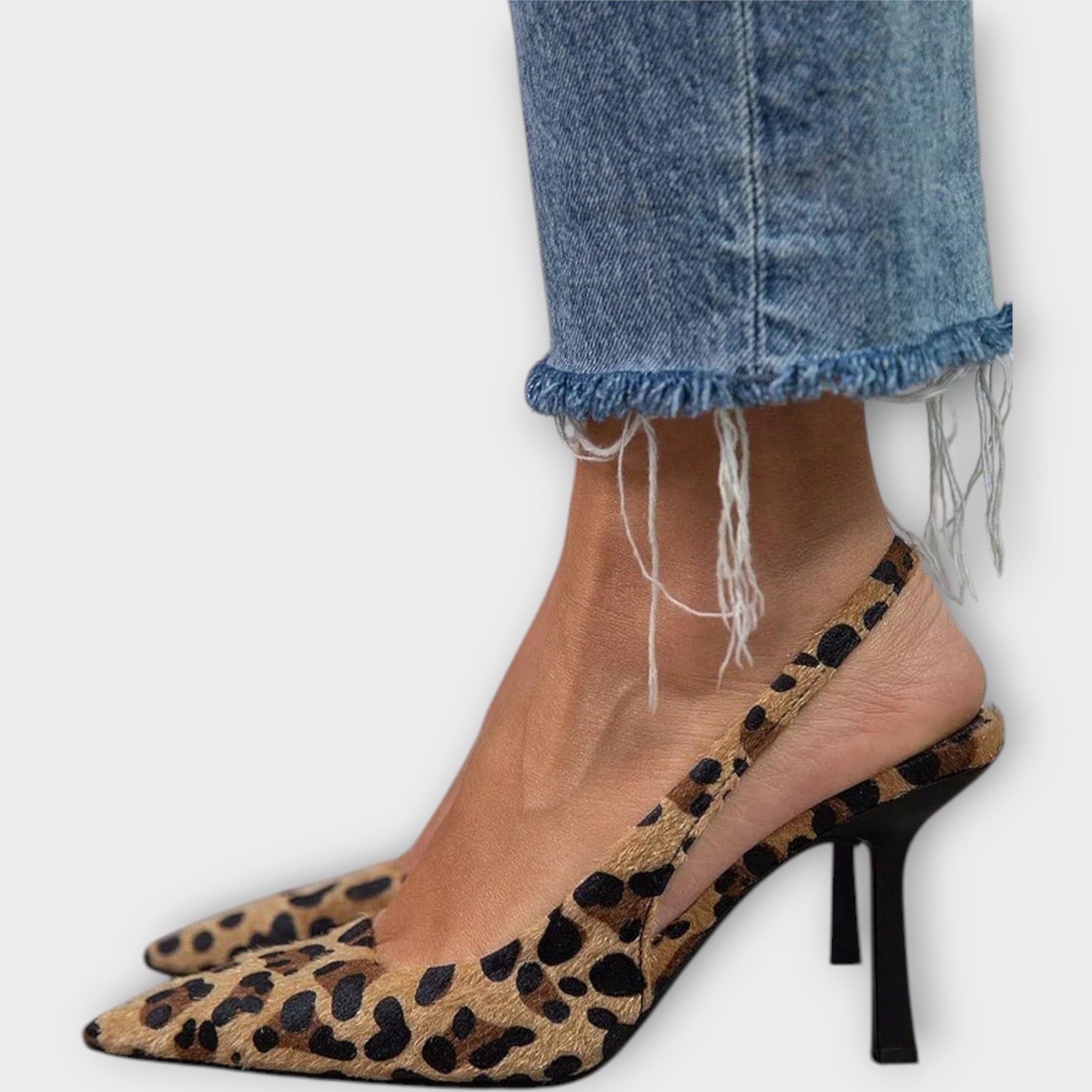 Tacones con estampado de leopardo y tira trasera