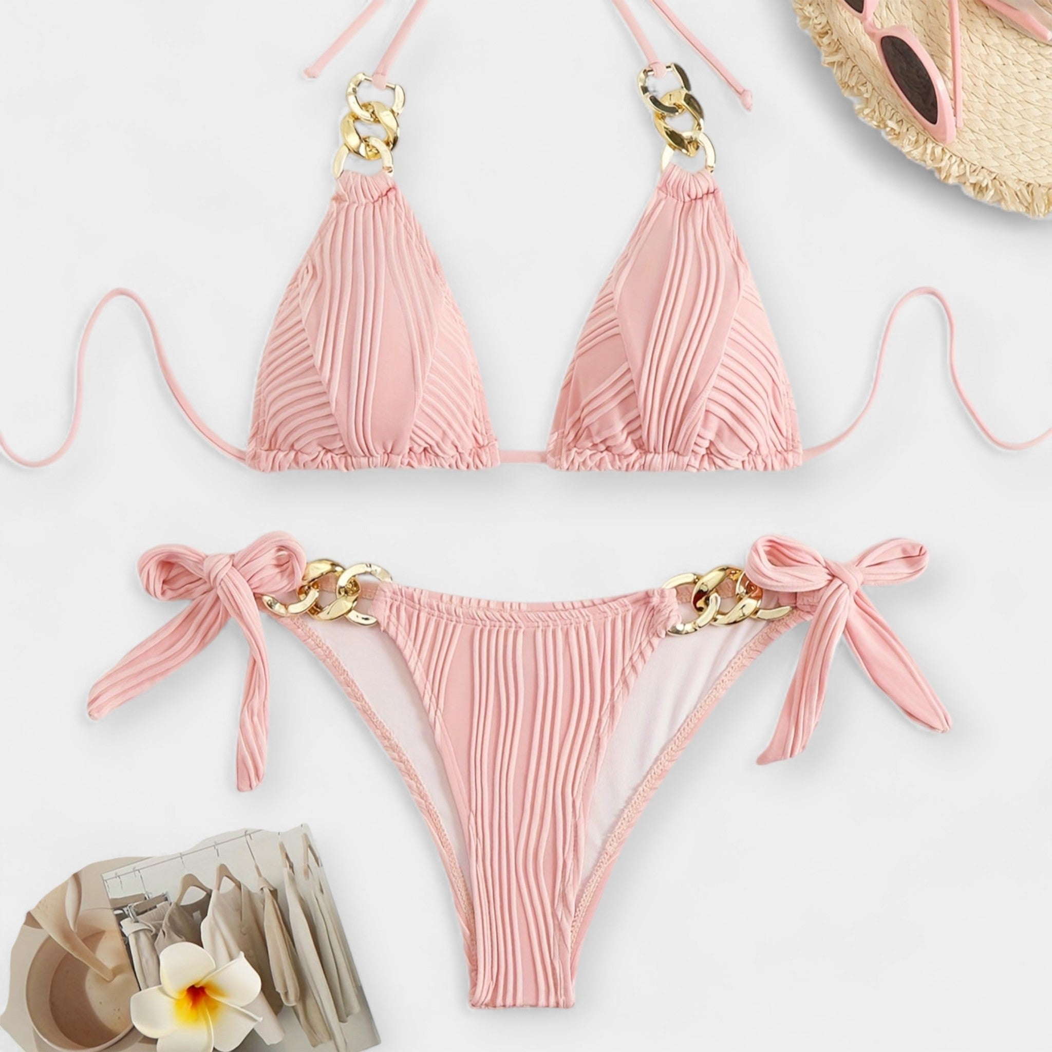 Bikini Moderno con Detalles Dorados
