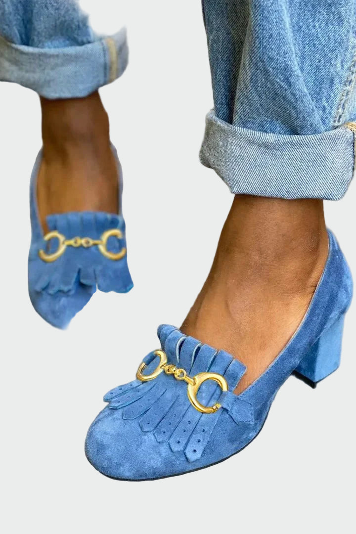 Tacón con detalle de flecos y hebilla dorada