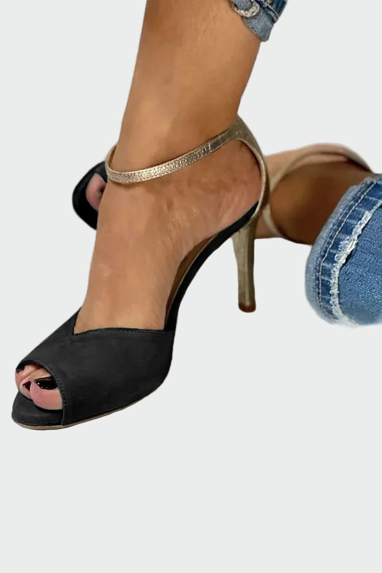 Elegante sandalia con tira de metal.