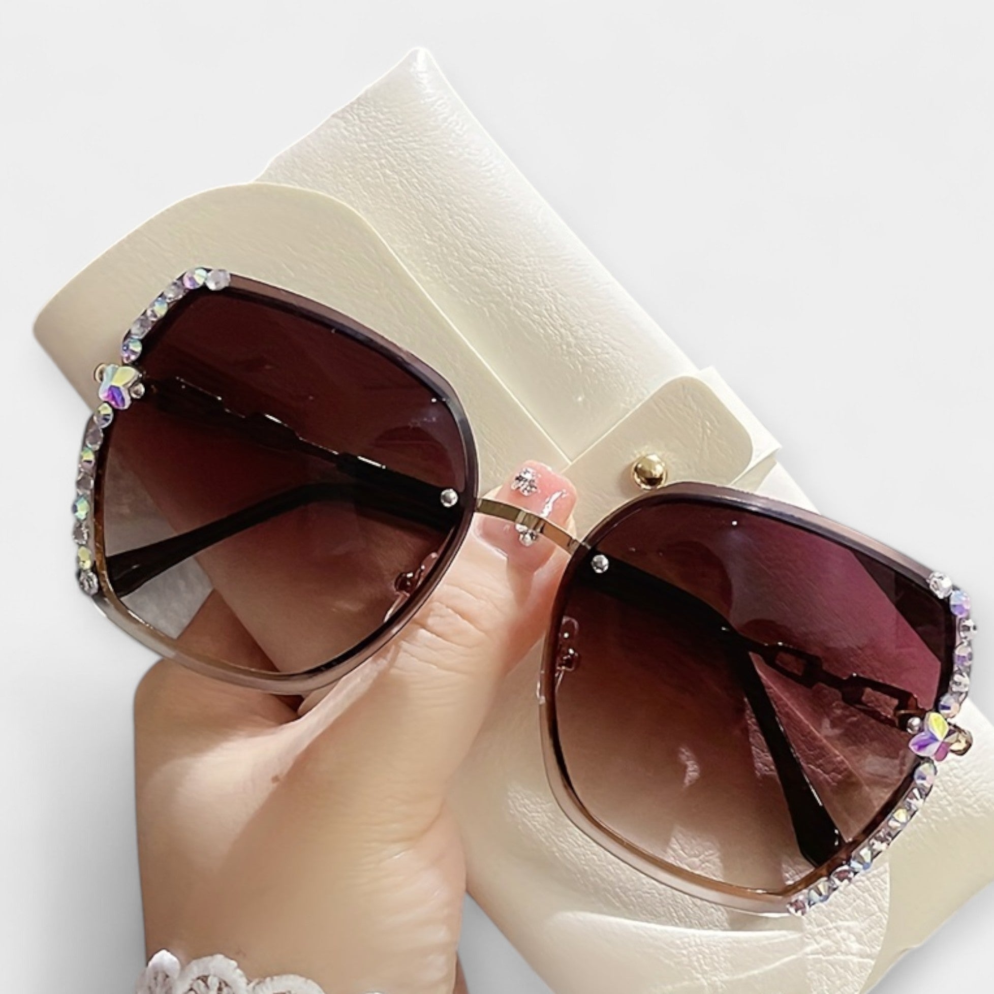 Gafas Modernas con Detalles Metálicos