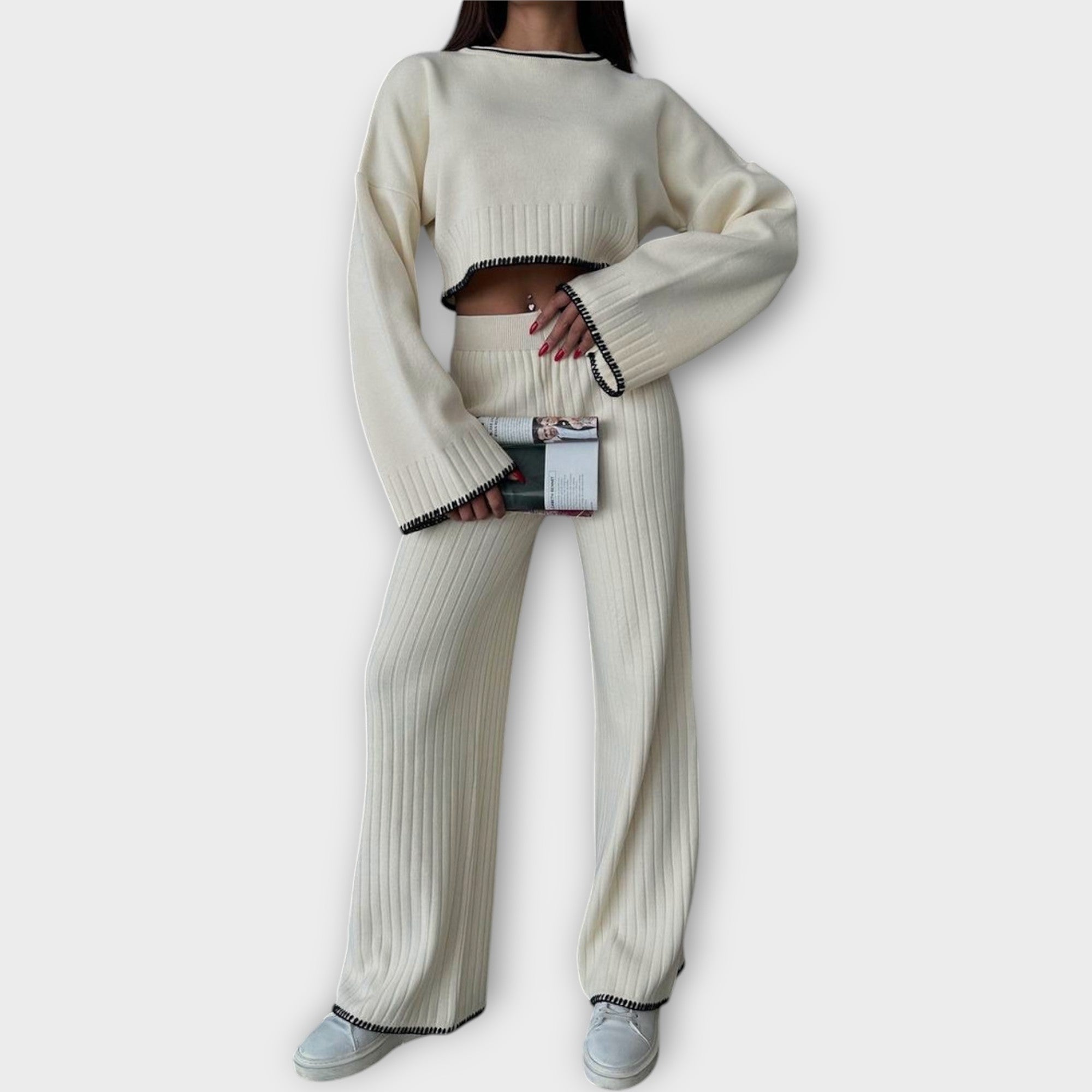 Conjunto de punto con blusa corta y detalles sofisticados