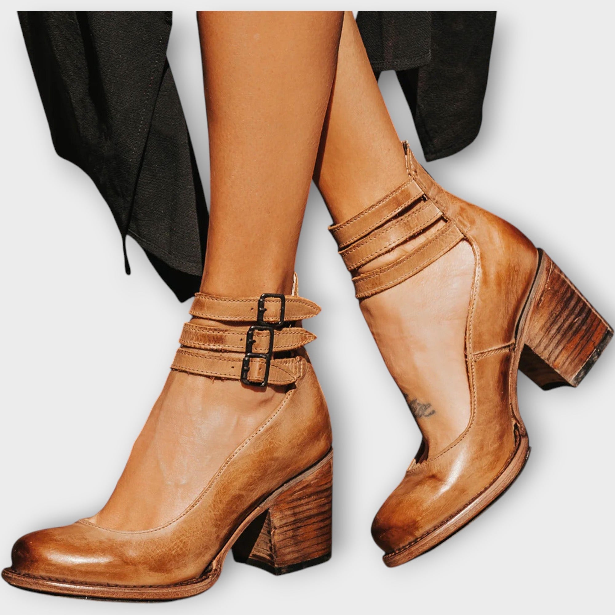 Zapatos con múltiples rayas y tacón grueso.