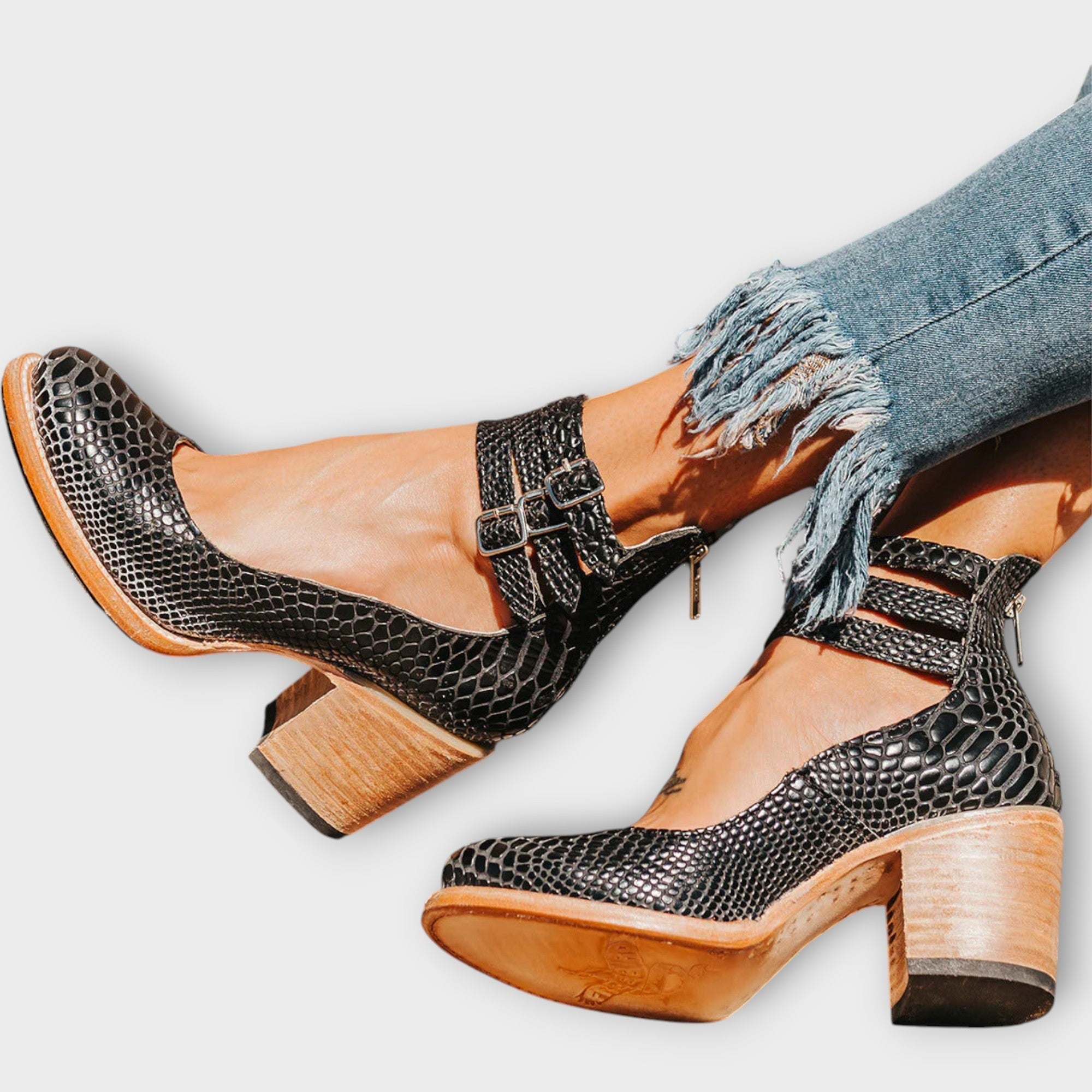 Zapatos con múltiples rayas y tacón grueso.