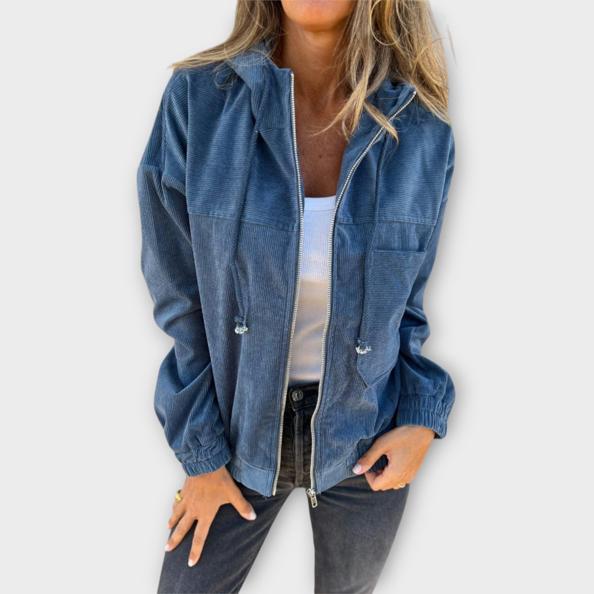 Chaqueta con cremallera y capucha