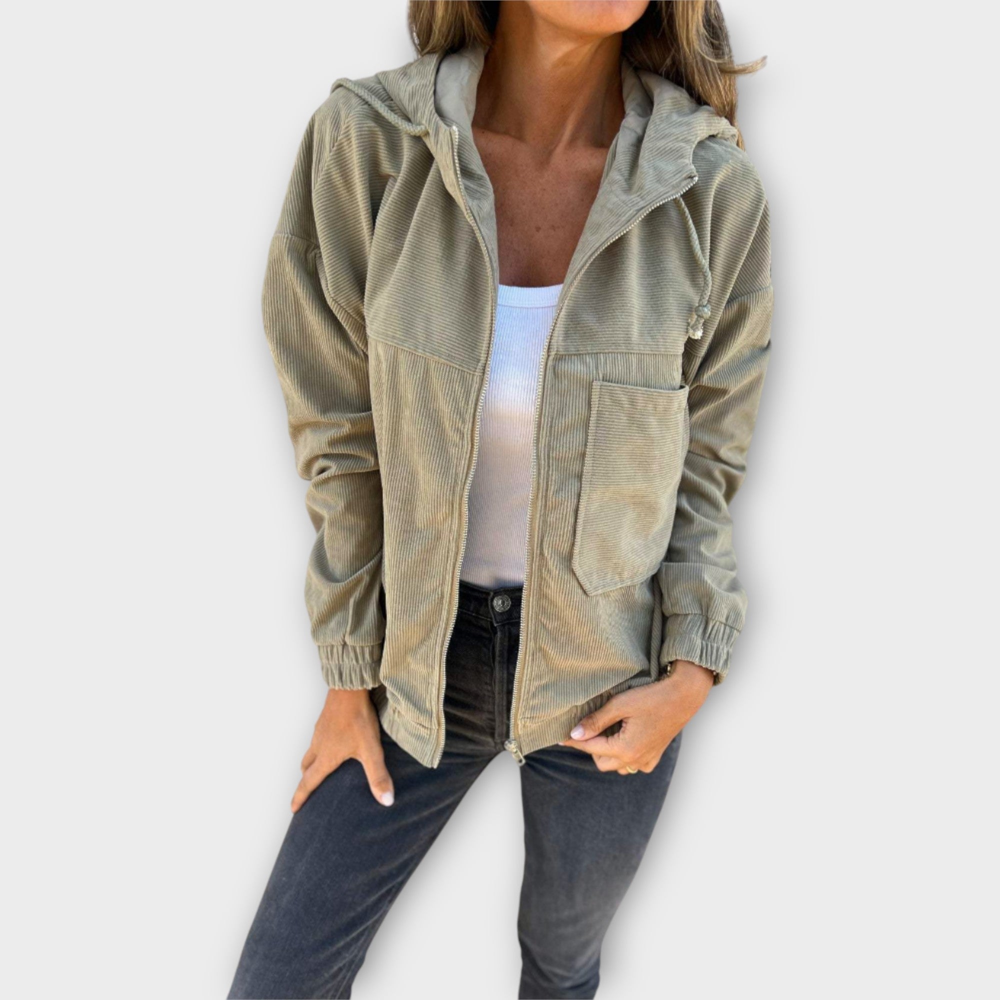 Chaqueta con cremallera y capucha