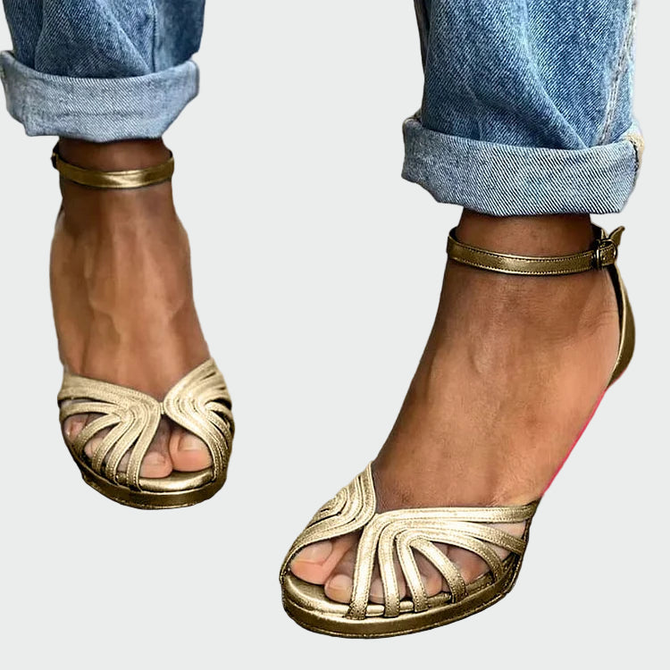 Sandalias con tacón en contraste