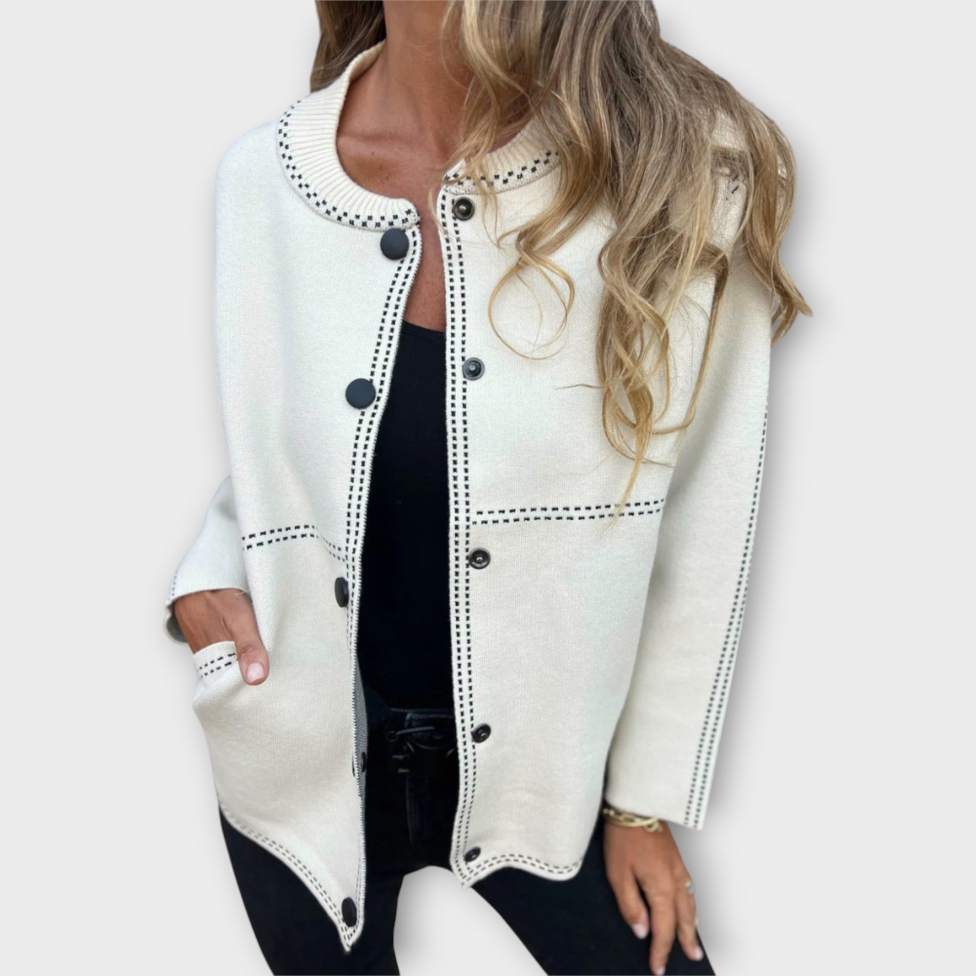 Chaqueta elegante con detalles discretos