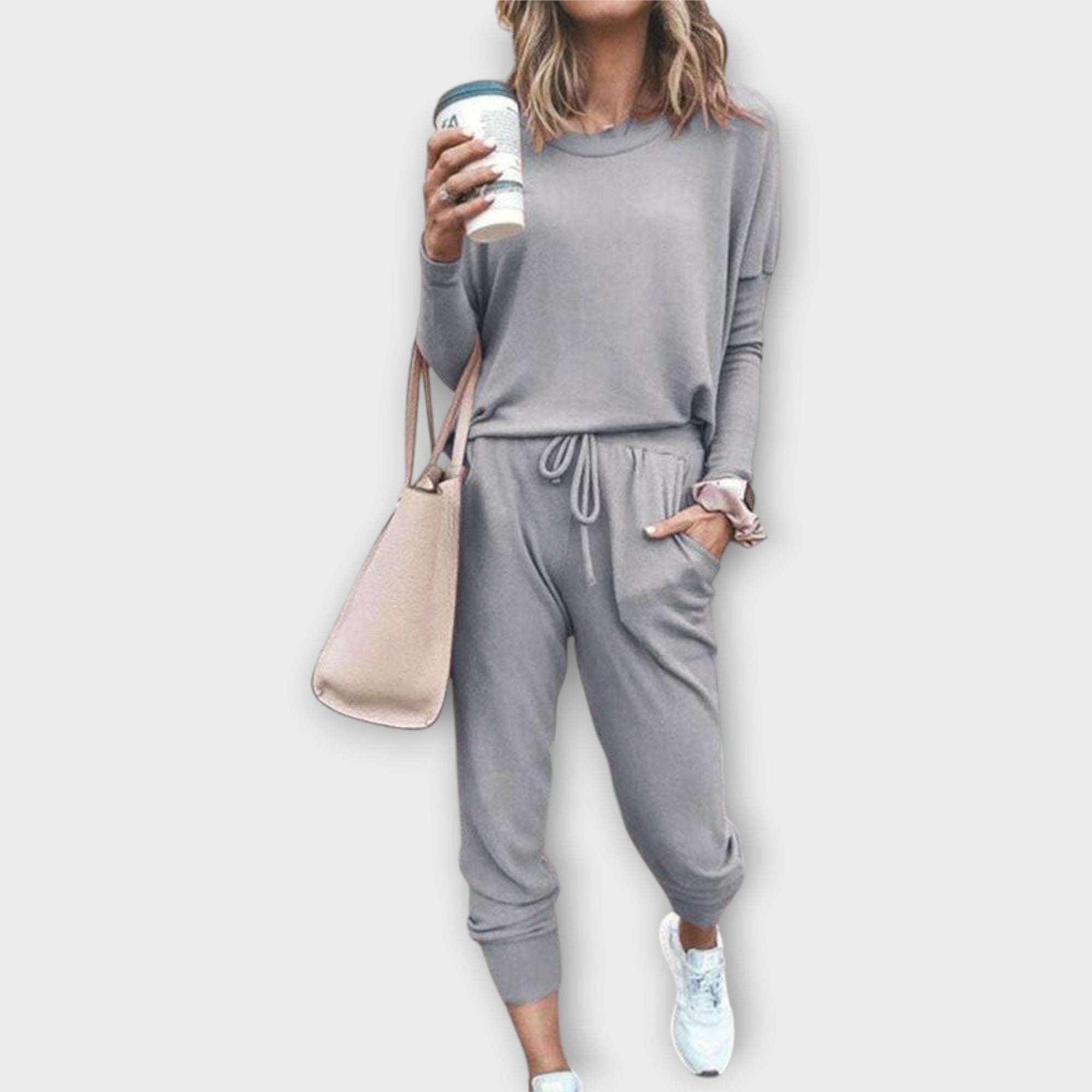 Conjunto de salón con ajuste relajado y estética minimalista