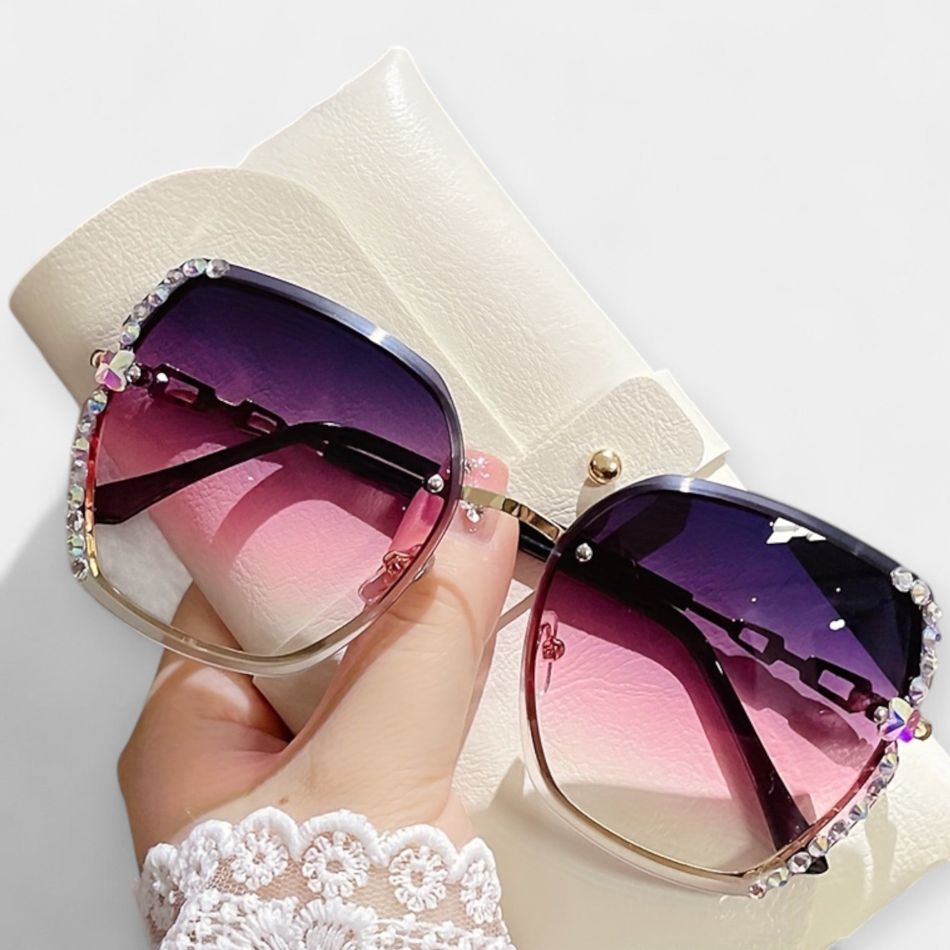 Gafas Modernas con Detalles Metálicos