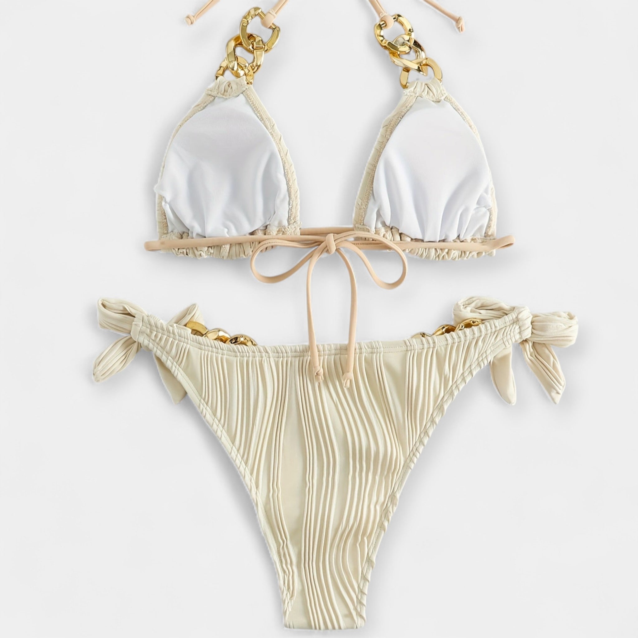 Bikini Moderno con Detalles Dorados