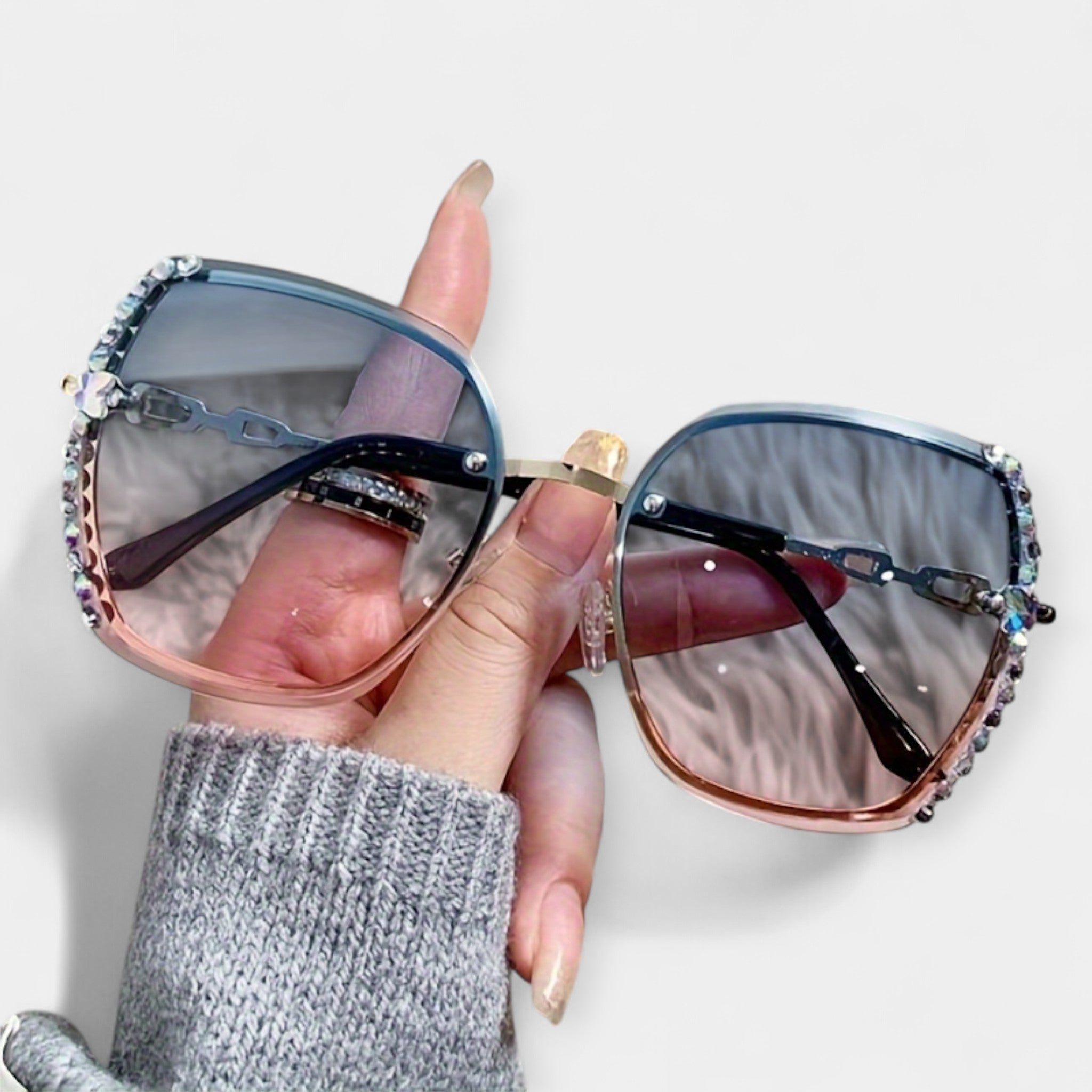 Gafas Modernas con Detalles Metálicos
