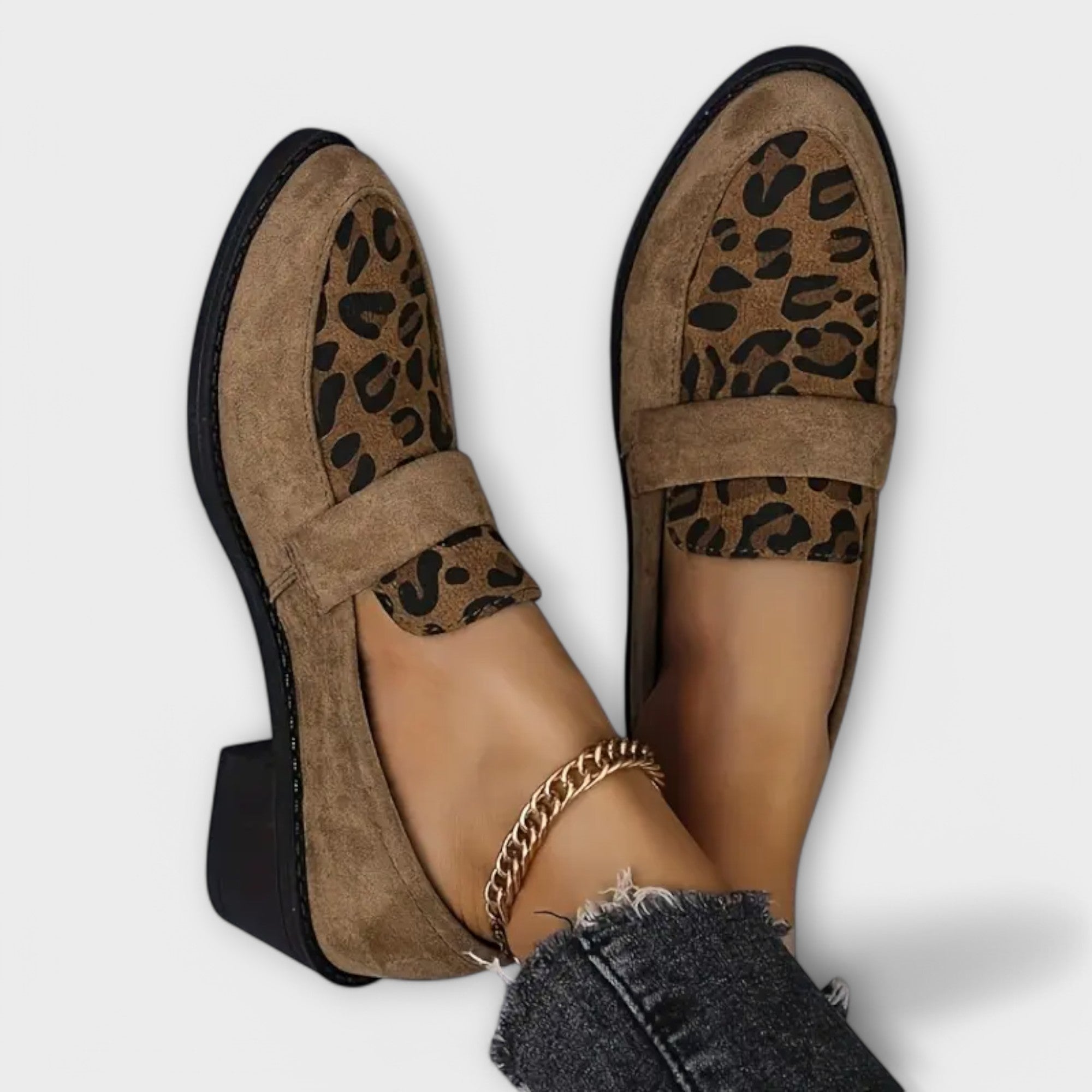 Zapatos de mujer elegantes con estampado de leopardo.
