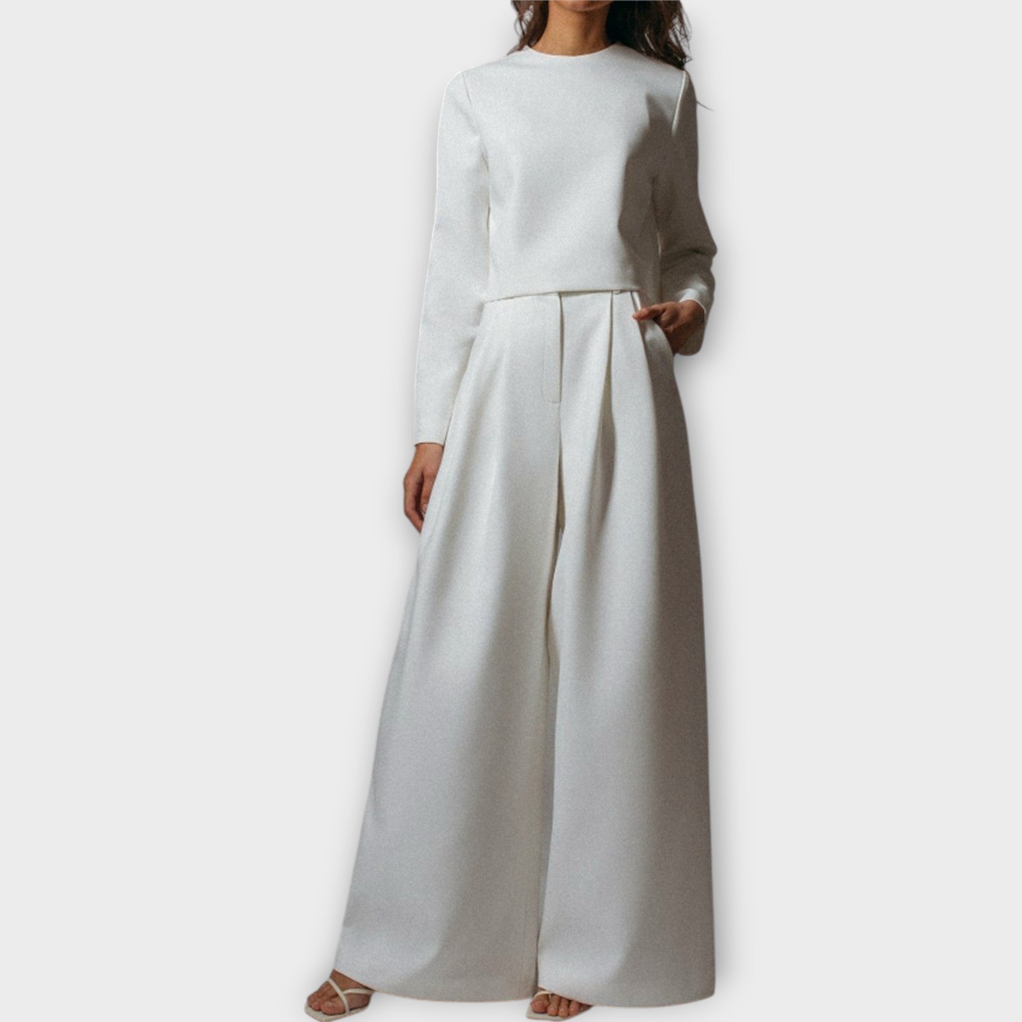 Conjunto de elegante simplicidad y estilo atemporal.