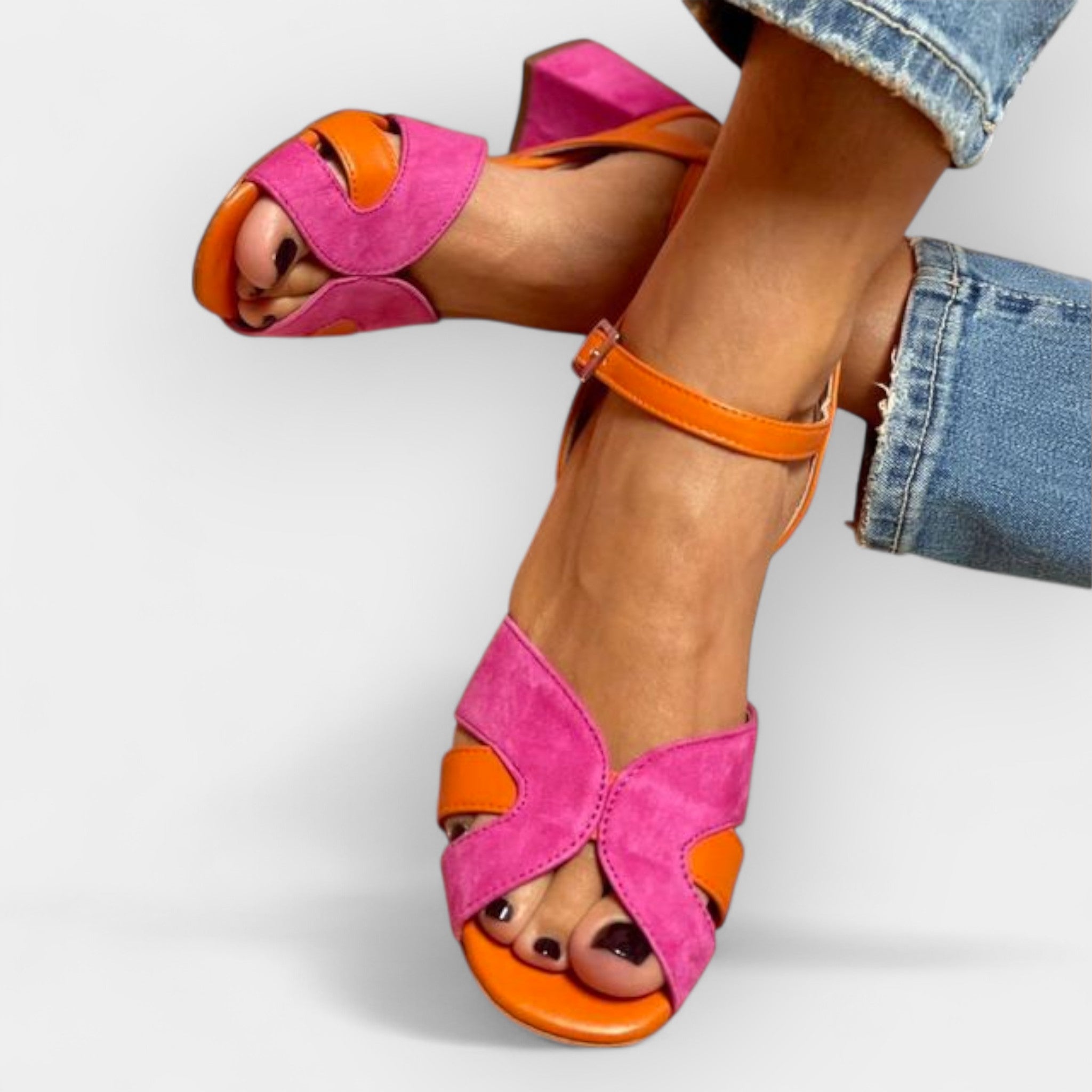 Sandalias con tacón estable y colores modernos