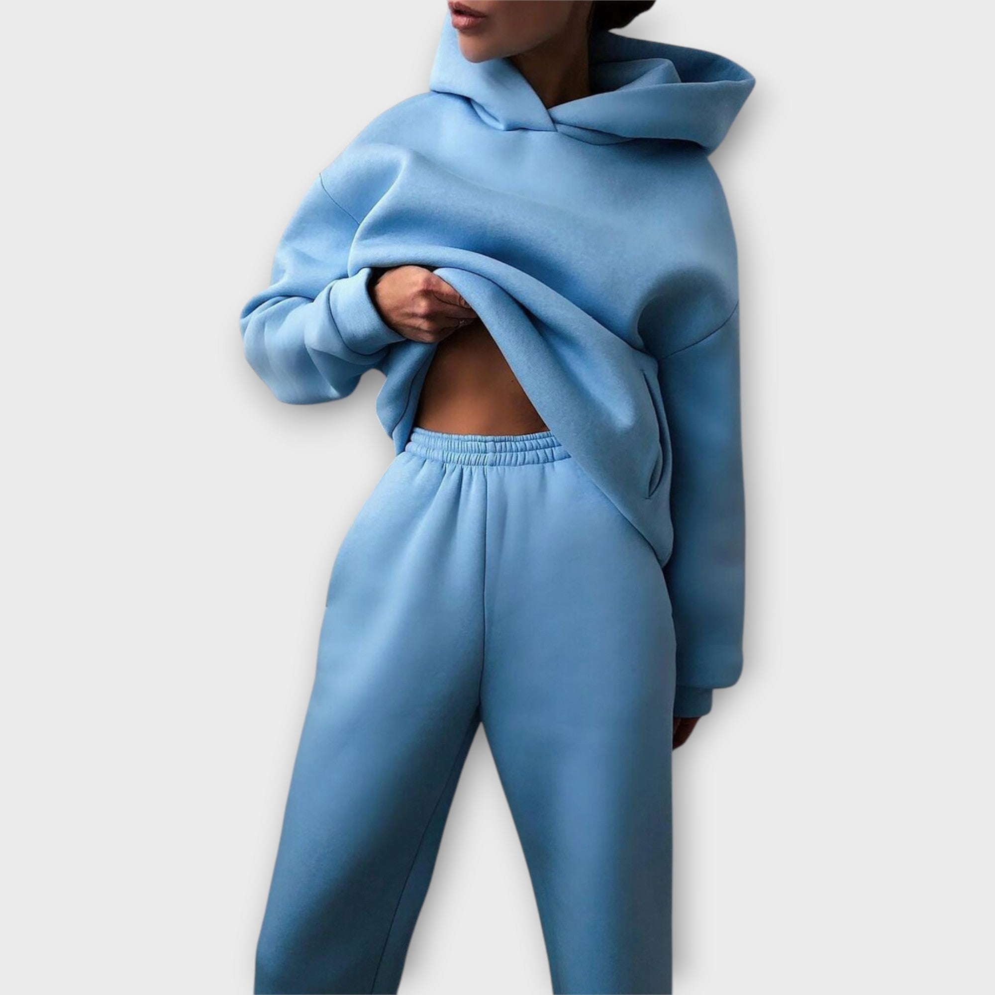 Conjunto con capucha y confort moderno